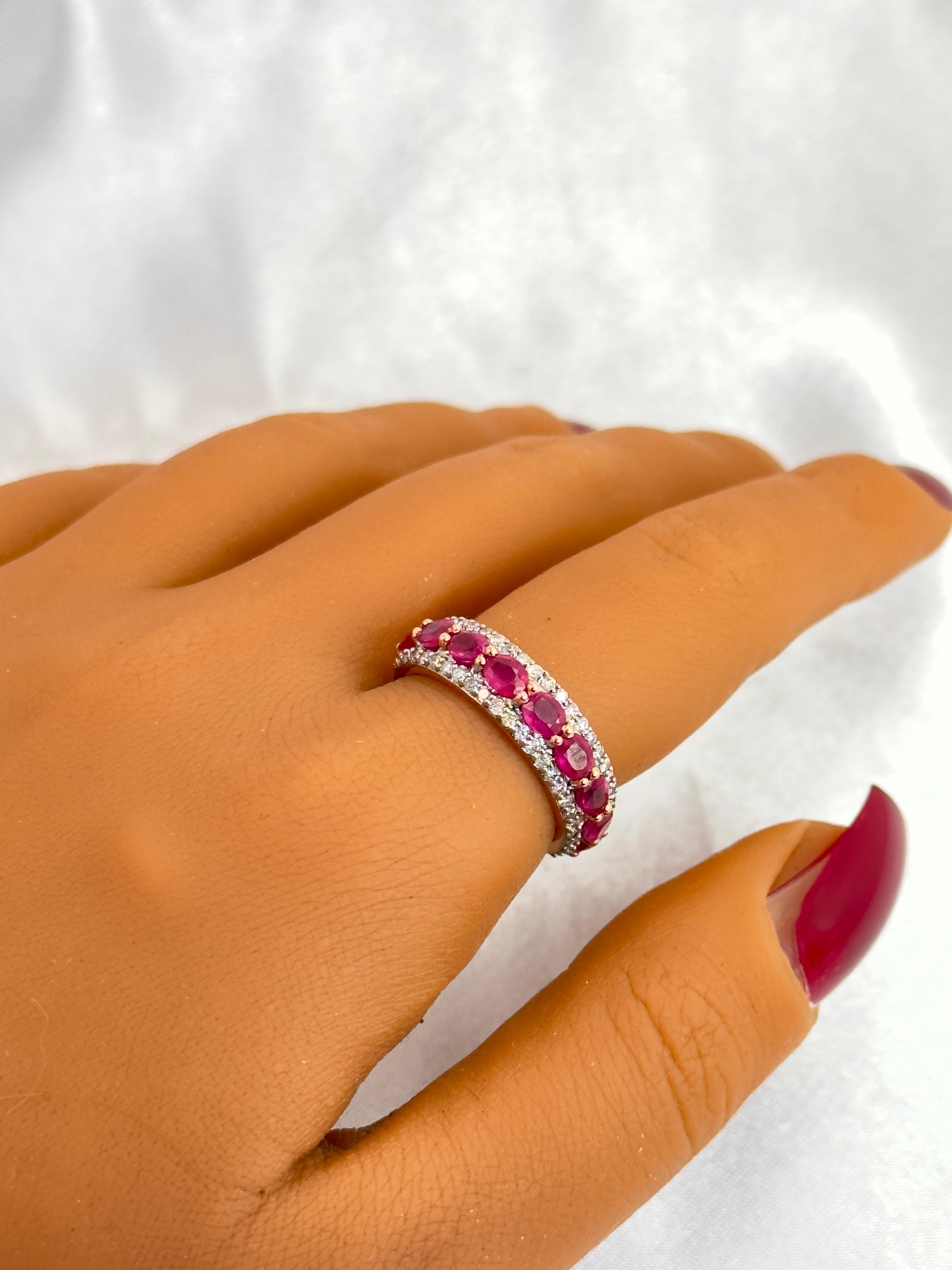 Ein minimalistisches halbes Rubin- und Diamantband, das auch ein großes Statement ist! Dieser Ring aus 14 Karat Roségold besteht aus natürlichen roten Rubinen und weißen Diamanten. Die Rubine sind 100% natürlich und die Farbe wird durch eine Wärme-