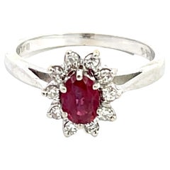 Bague halo ovale en or blanc 14 carats avec rubis et diamants