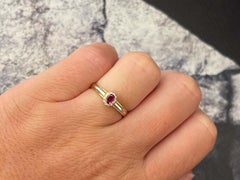 Anillo Halo de Rubí Ovalado y Diamante en Oro Amarillo de 18k y Platino