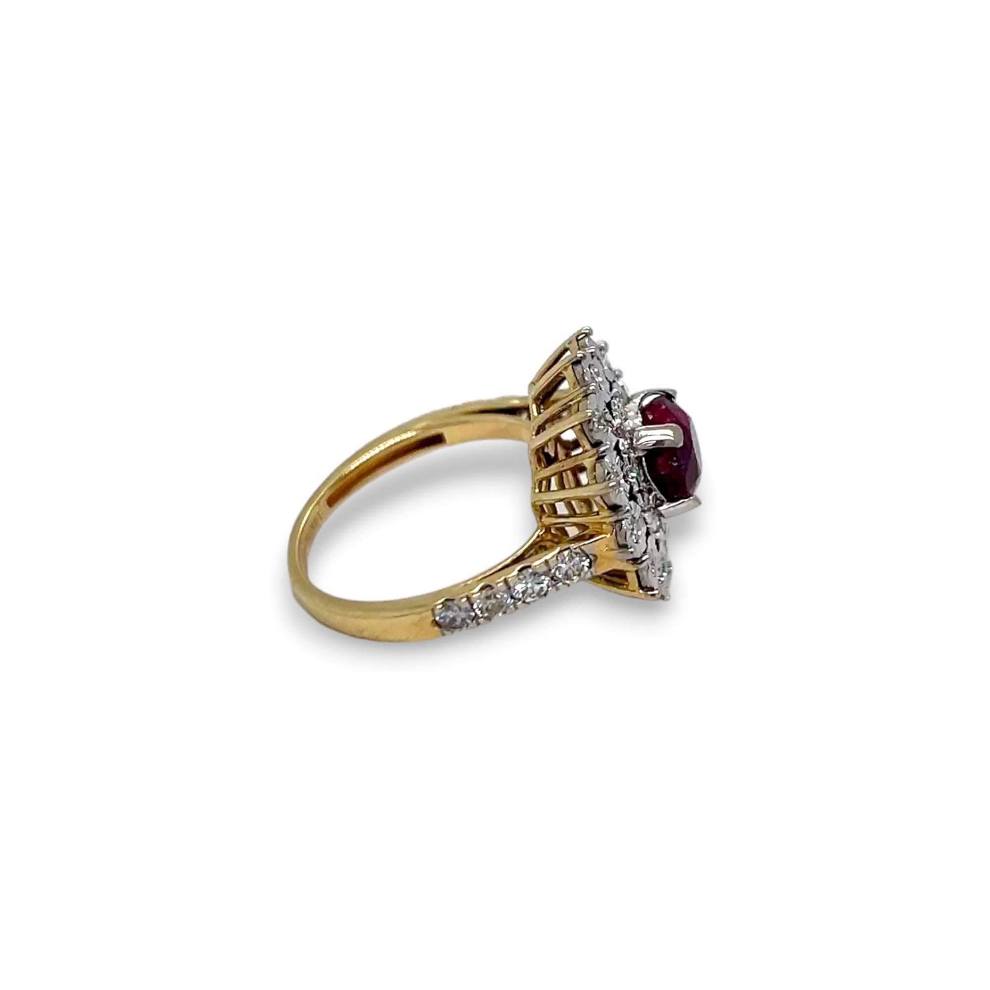 Statement-Ring mit ovalem Rubin und Diamant (Rundschliff) im Angebot