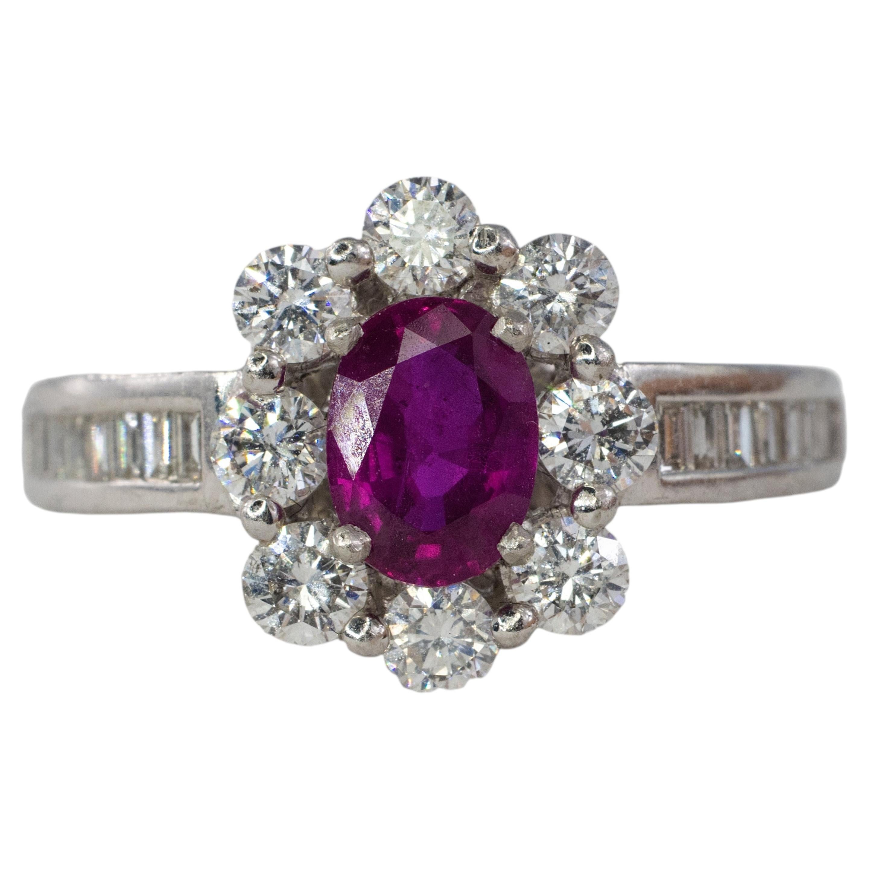 Bague de halo en rubis ovale et diamants multi-coupes en vente