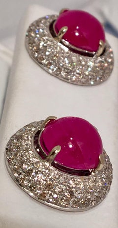 Auffällige 6 Karat Oval Rubin Cabochon Dreifach-Diamant Halo Weißgold Post-Ohrringe