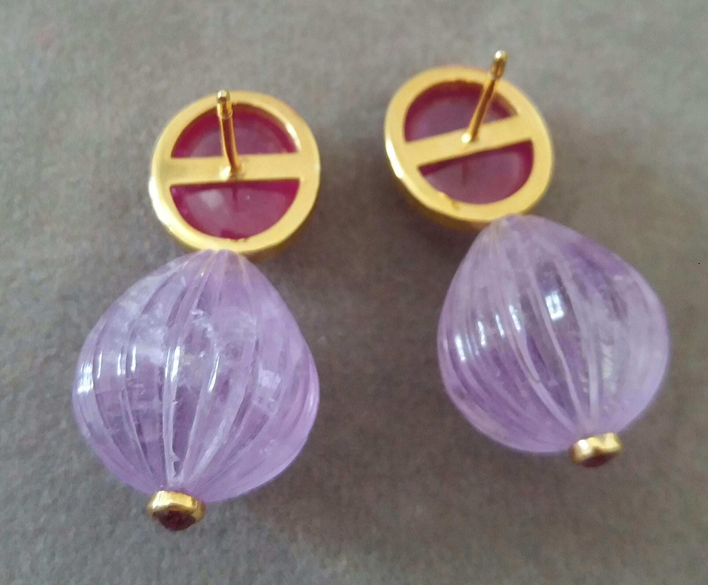 Oval Ruby Cabochons Yellow Gold Bezel Carved Amethyst Round Drops Stud Earrings in vendita 3