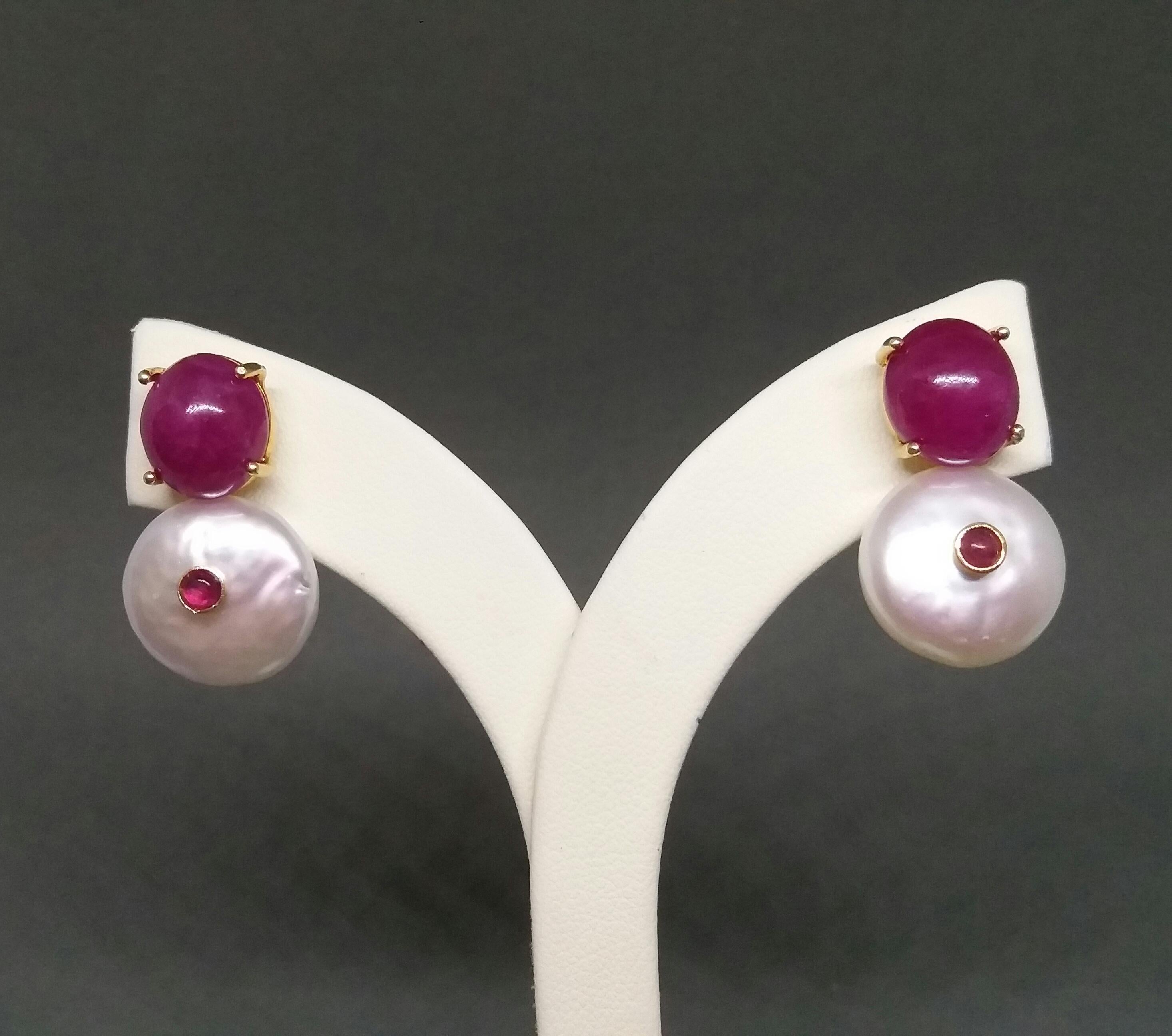 Oval Ruby Cabs Flat Baroque Pearls 14 Karat Yellow Gold Stud Earrings In Good Condition For Sale In Bangkok, TH