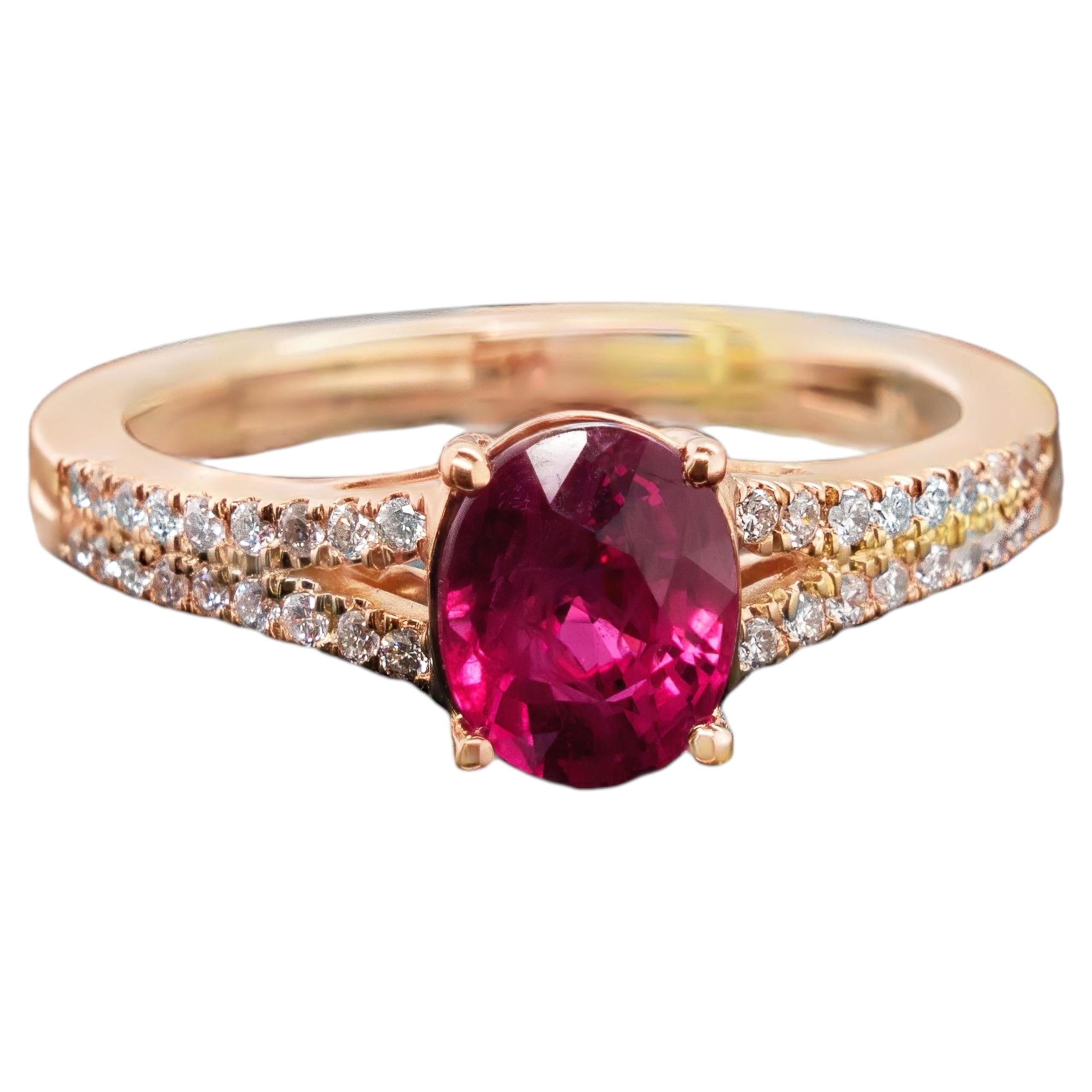 Anillo de Cóctel de Rubí Ovalado - Rubí de 1,67 Quilates con Pavé de Caña Partida