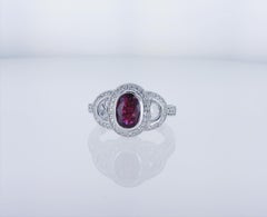 Bague cocktail en rubis ovale avec touches de diamants en demi-lune