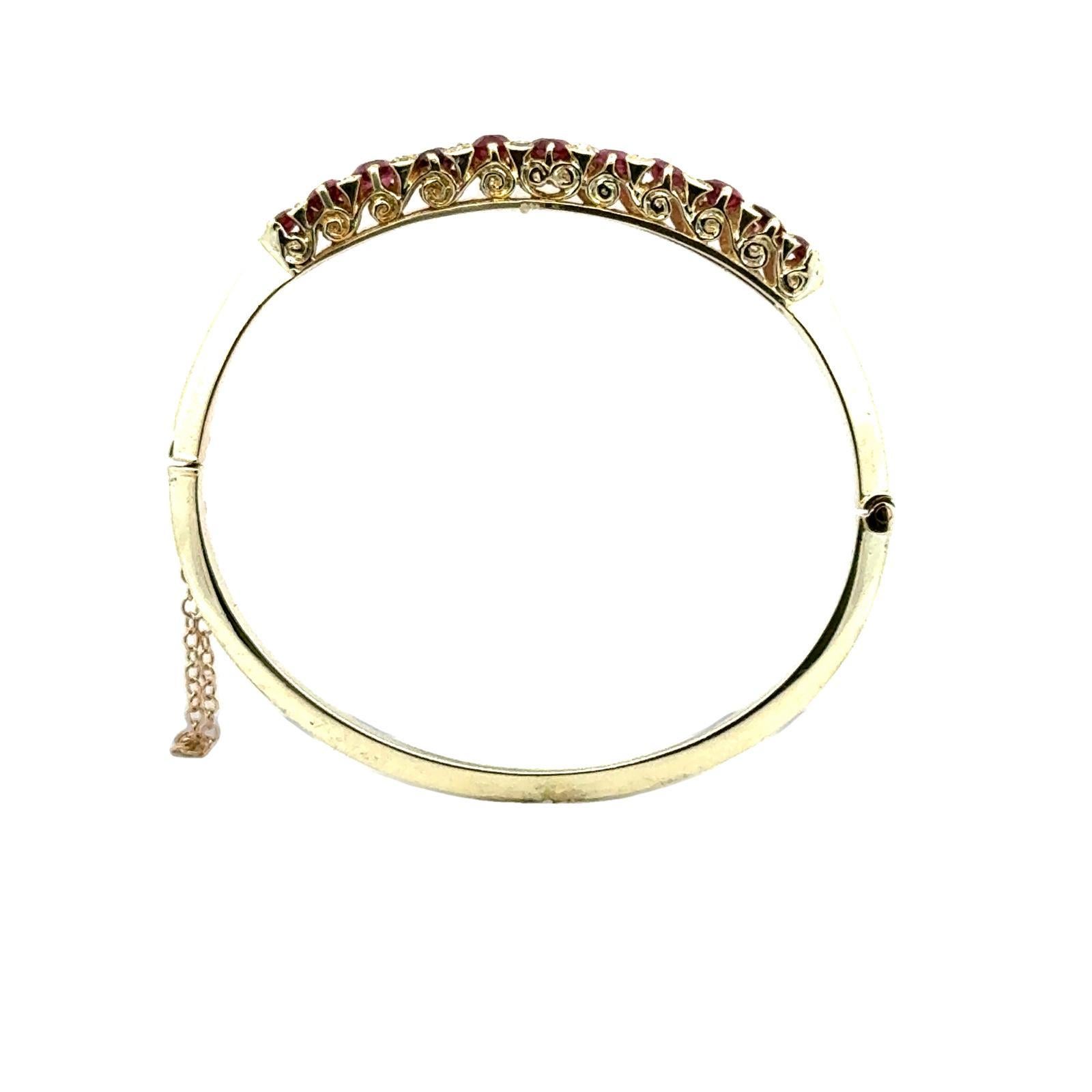 Oval Ruby Diamond 14 Karat Yellow Vintage Hinged Bangle Bracelet In Excellent Condition In Boca Raton, FL
