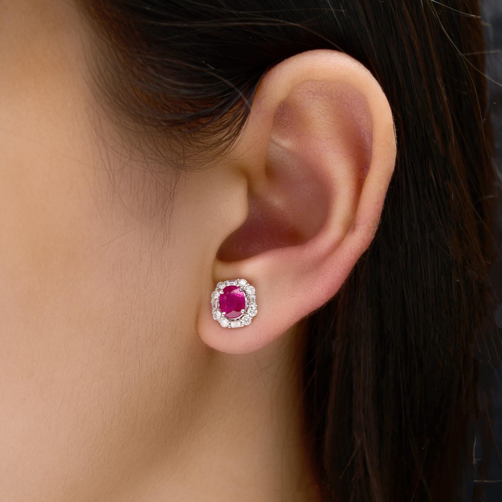 Oval Ruby Diamond Halo 14 Karat White Gold Earrings Regalo Tutte le tariffe pagate
Questi squisiti orecchini presentano un classico design a raggiera incentrato su una coppia di rubini ovali di colore rosso intenso, circondati da una brillante