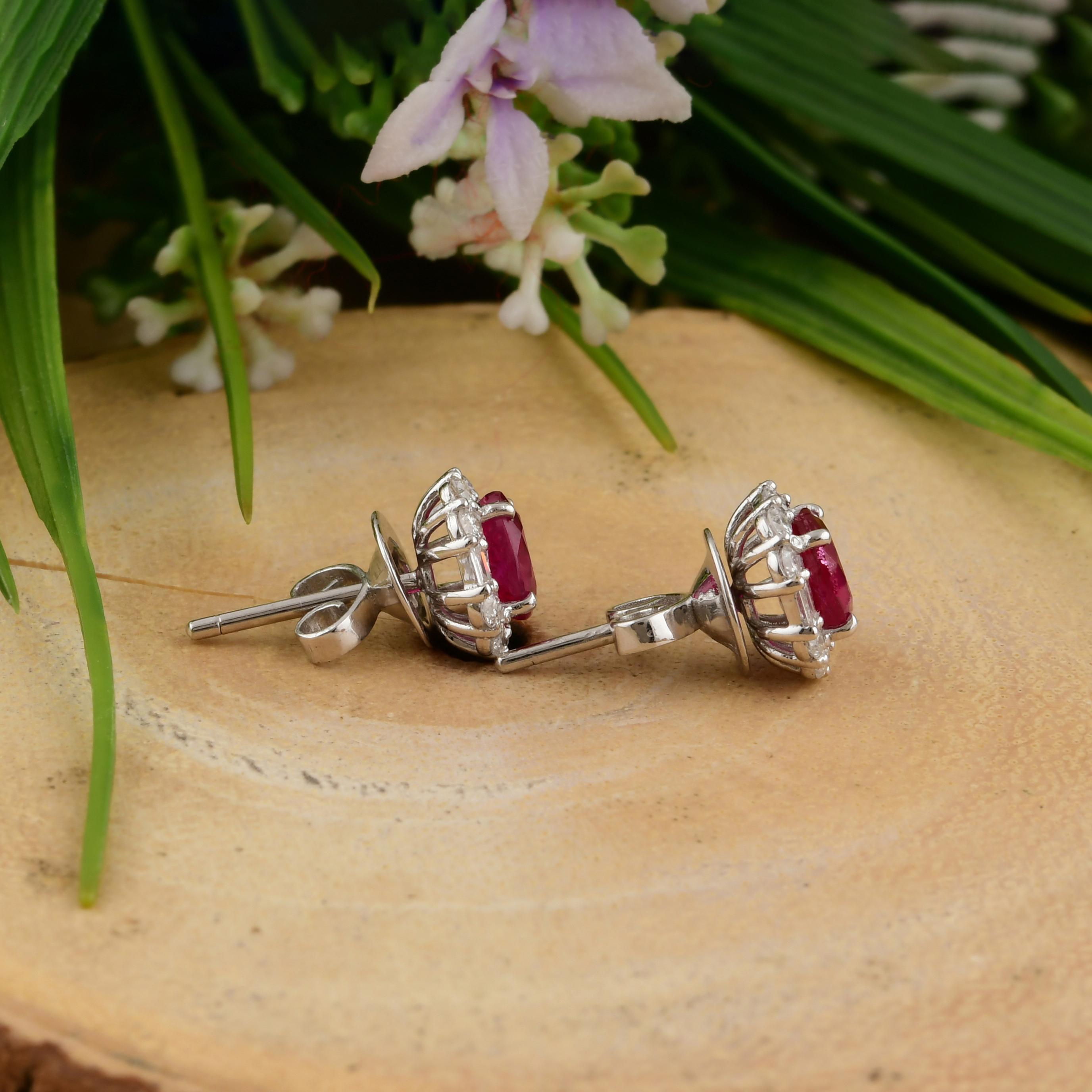 Oval Ruby Diamond Halo 14 Karat White Gold Stud Earrings Regalo Tutte le tariffe pagate In condizioni Nuovo in vendita a Diera, Dubai