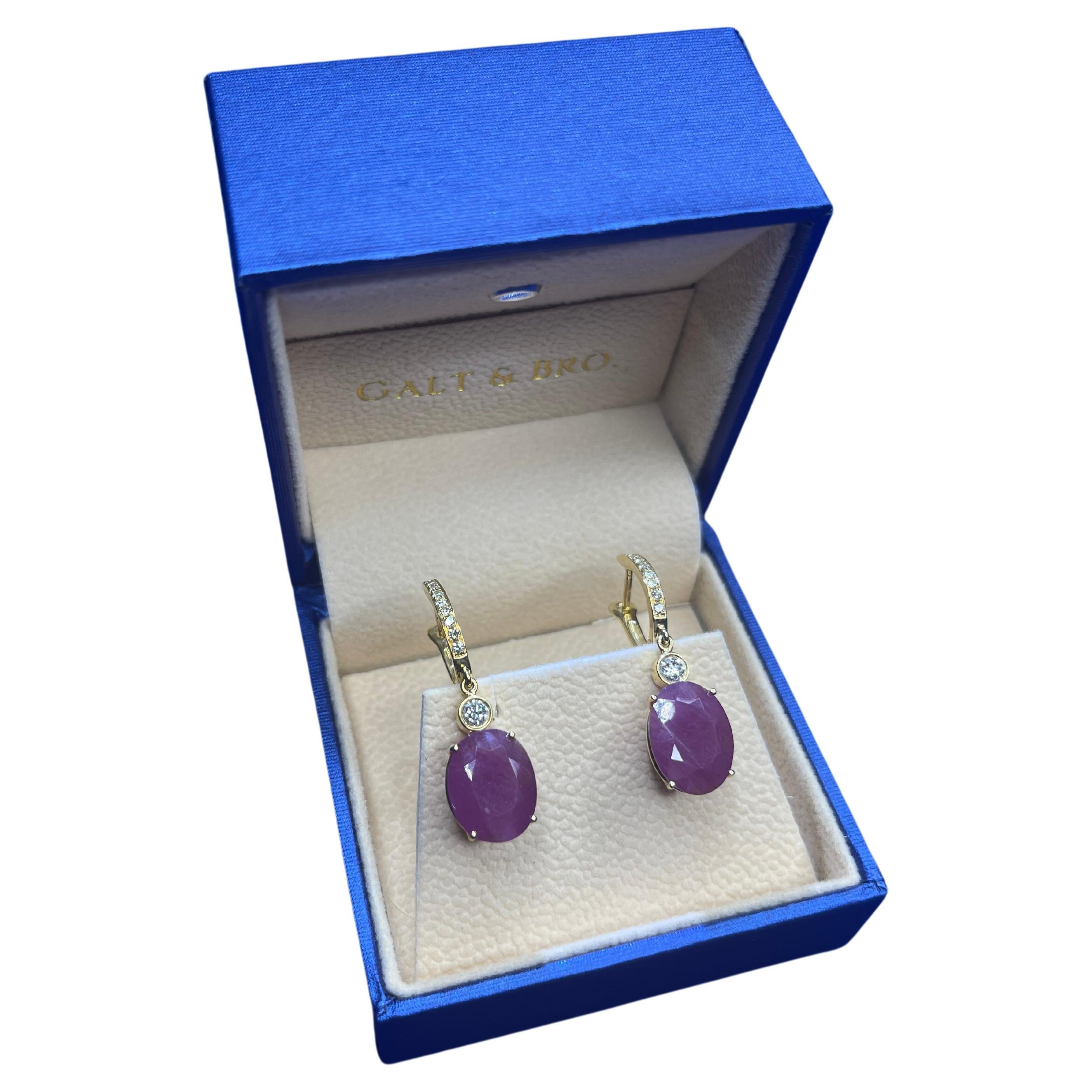 Moderno Orecchini ovali con diamante e rubino aureolato in oro giallo 18 carati con castone a cerniera in vendita
