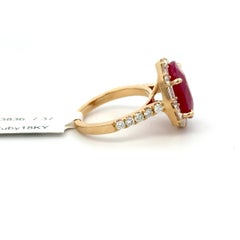 Bague Cocktail Rubis Ovale Diamant Halo 8.79 Carats Or Jaune 18 Carats 5.6 Grammes