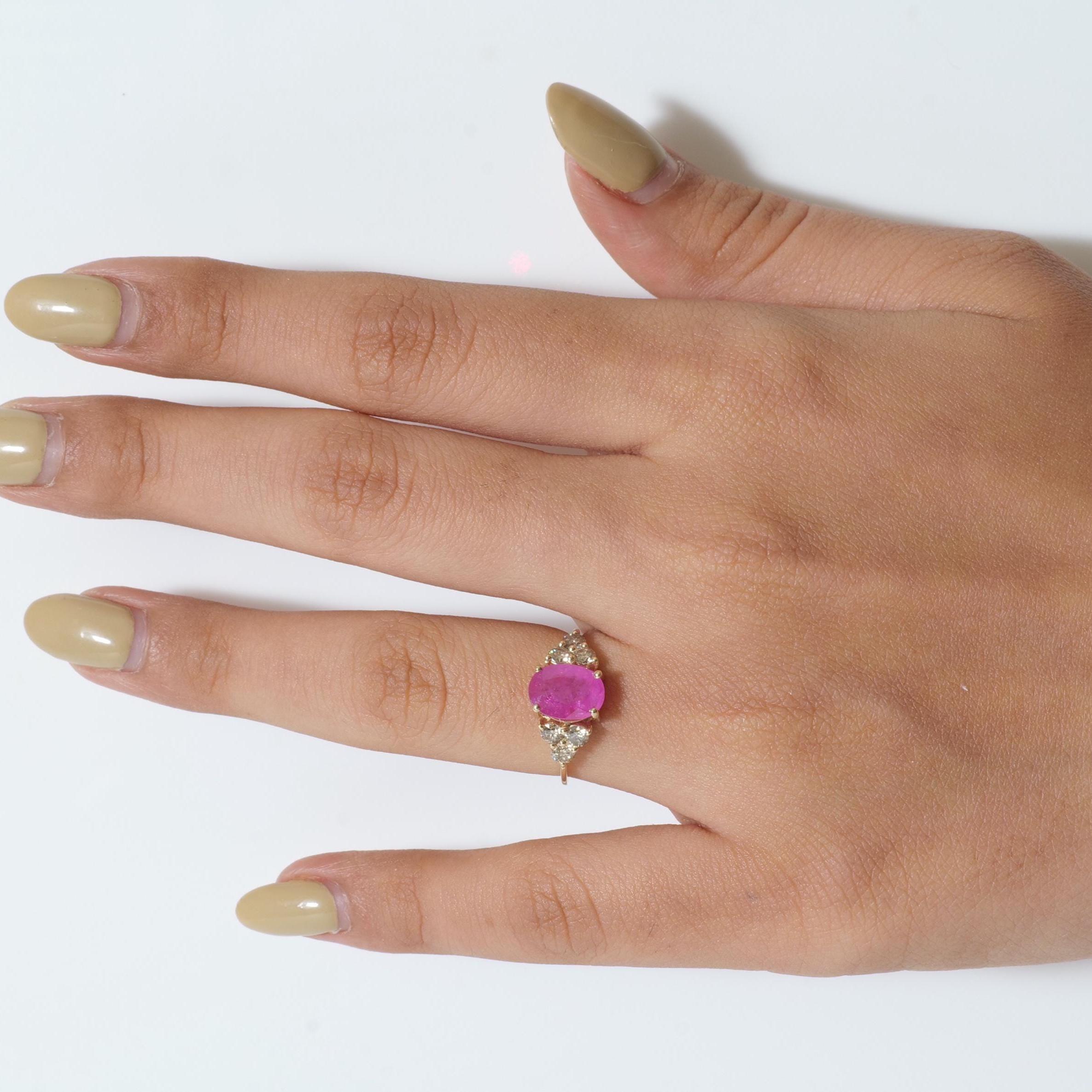 Taglio ovale Anello ovale con diamante e rubino in oro massiccio 14K (certificato) in vendita