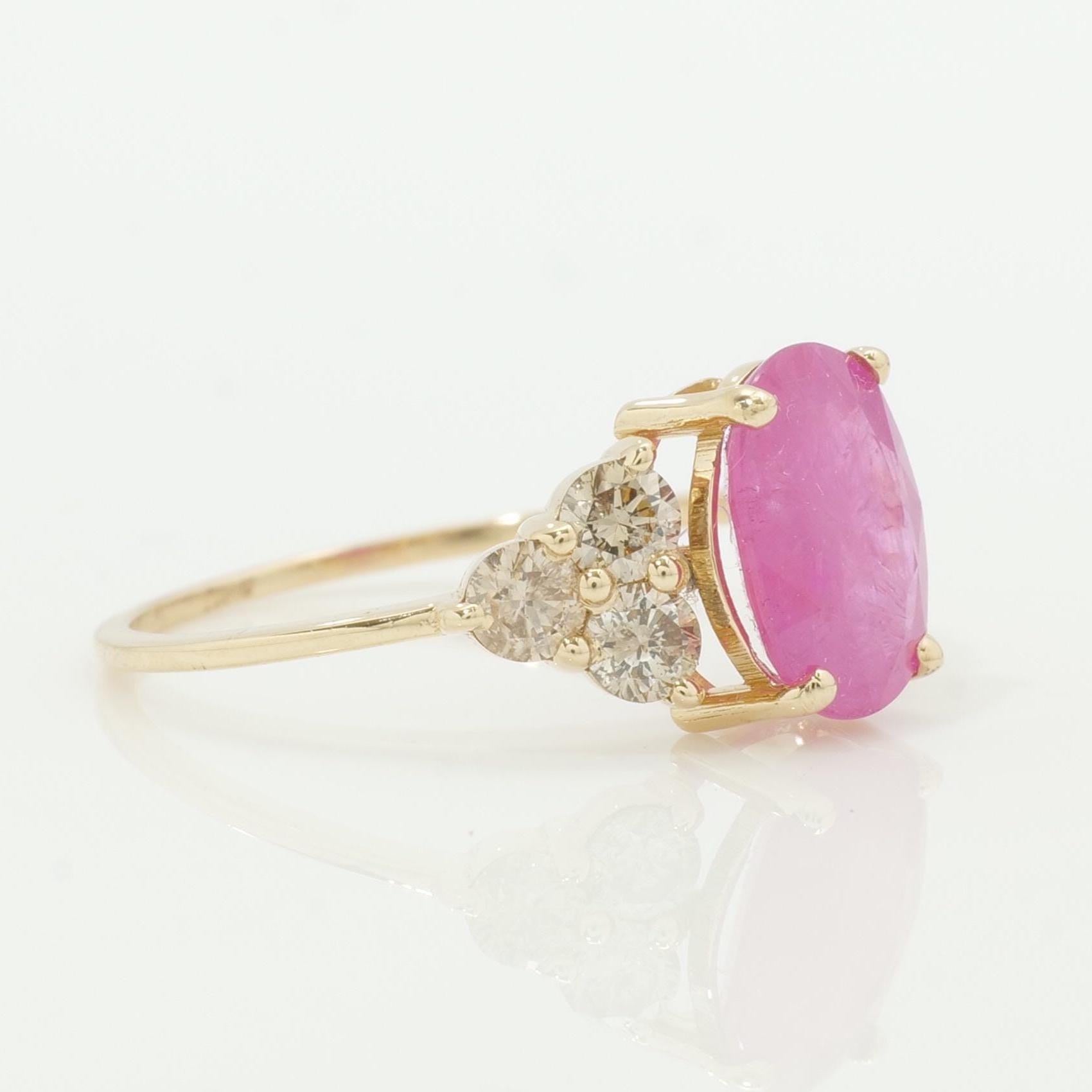 Anello ovale con diamante e rubino in oro massiccio 14K (certificato) In condizioni Nuovo in vendita a New Delhi, DL