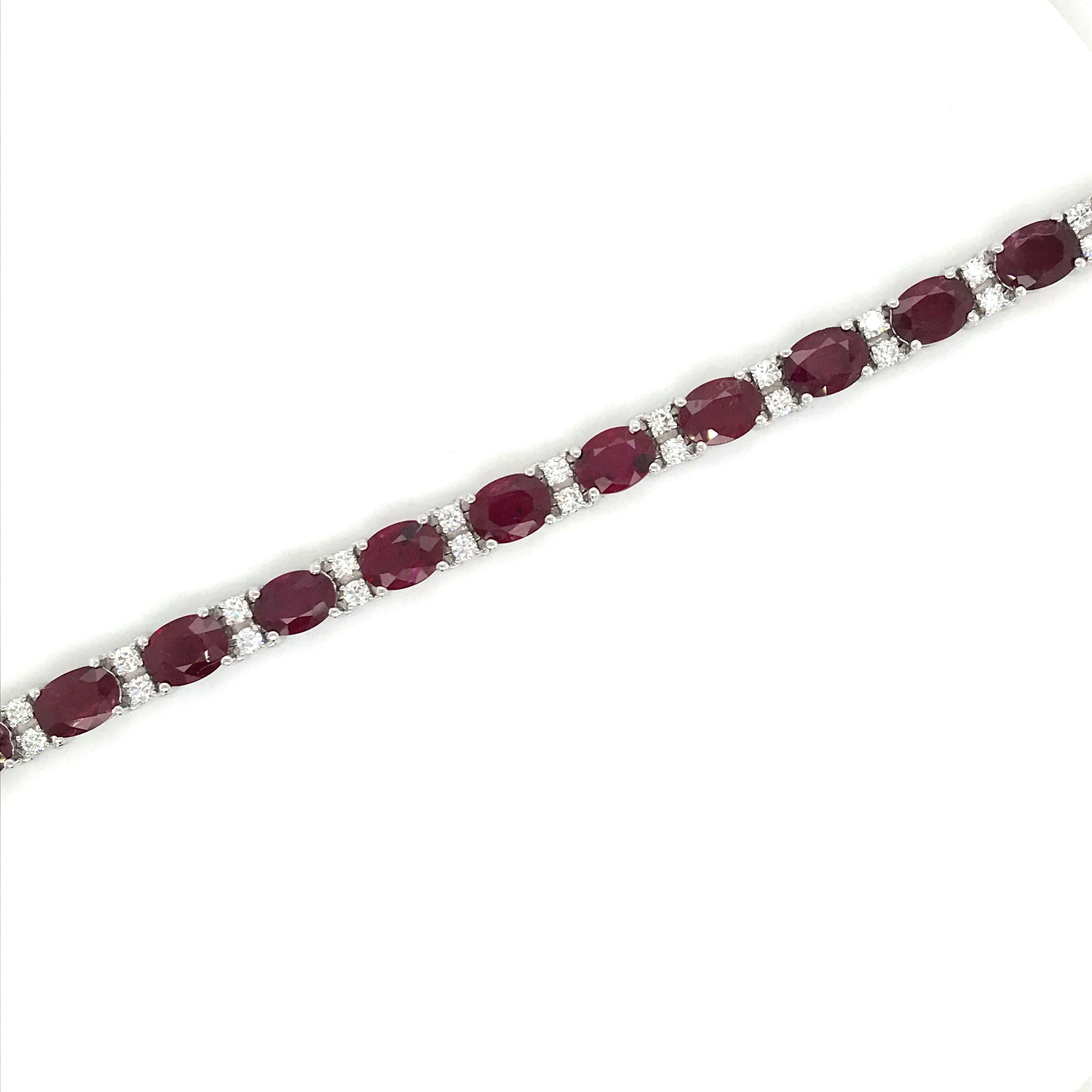 14K White gold tennis bracelet featuring 16 red oval rubies weighing 22 carats and alternating round brilliants weighing 1.82 carats.
Color G-H
Clarity SI