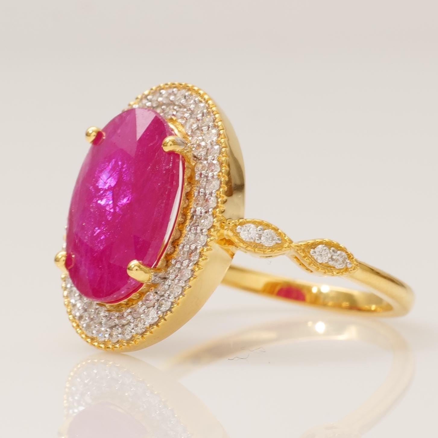Anello con rubino ovale e doppio diamante a raggiera in oro massiccio 14k (certificato) In condizioni Nuovo in vendita a New Delhi, DL