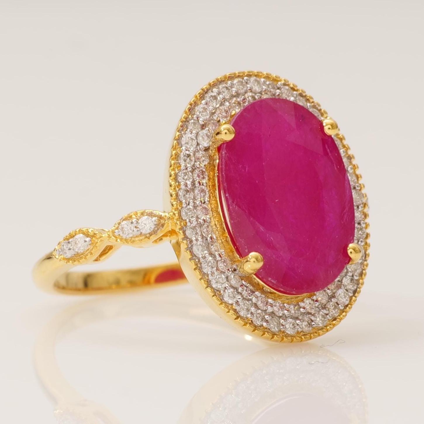Donna Anello con rubino ovale e doppio diamante a raggiera in oro massiccio 14k (certificato) in vendita