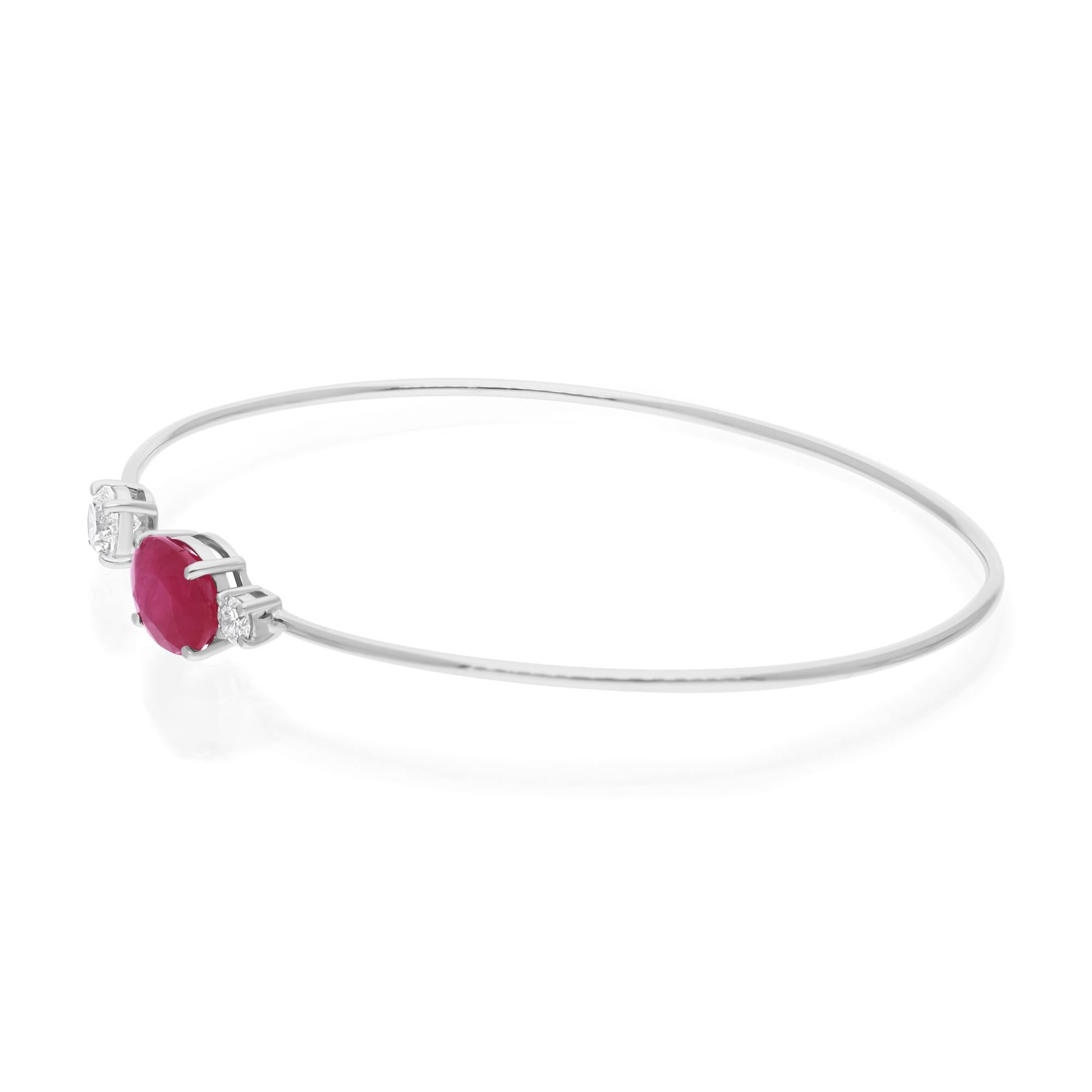 Realizzati in oro 18 carati, questi squisiti Bangle sono impreziositi da 1,78 carati di rubino e 0,42 carati di diamanti scintillanti.

Segui la vetrina di Spectrum Jewels per vedere le ultime collezioni e i pezzi esclusivi. Spectrum Jewels è