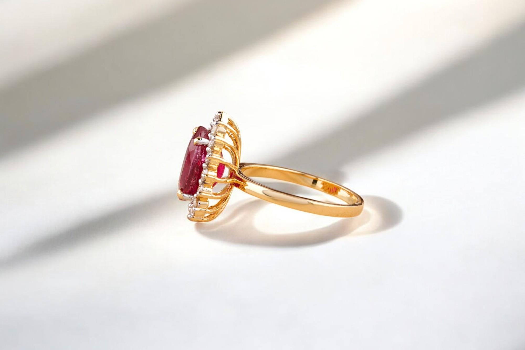 Anello ovale con gemma di rubino e diamante in oro massiccio 14K (certificato) In condizioni Nuovo in vendita a New Delhi, DL