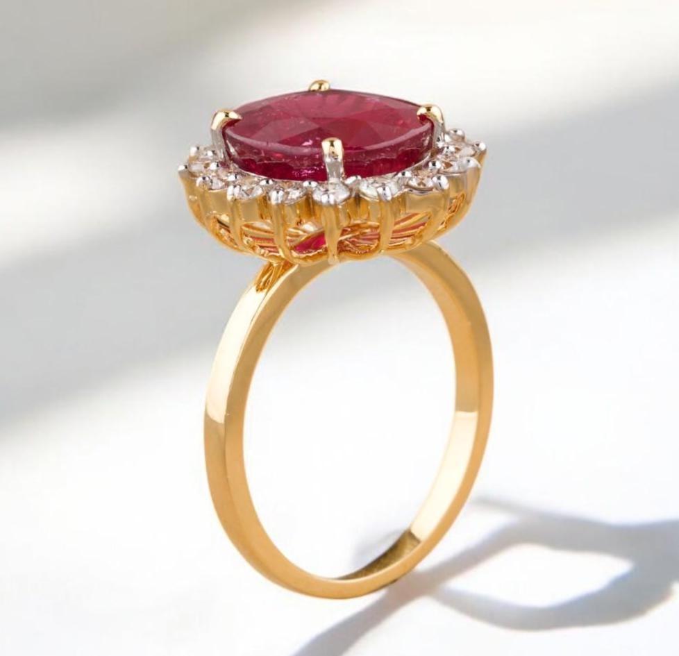 Donna Anello ovale con gemma di rubino e diamante in oro massiccio 14K (certificato) in vendita