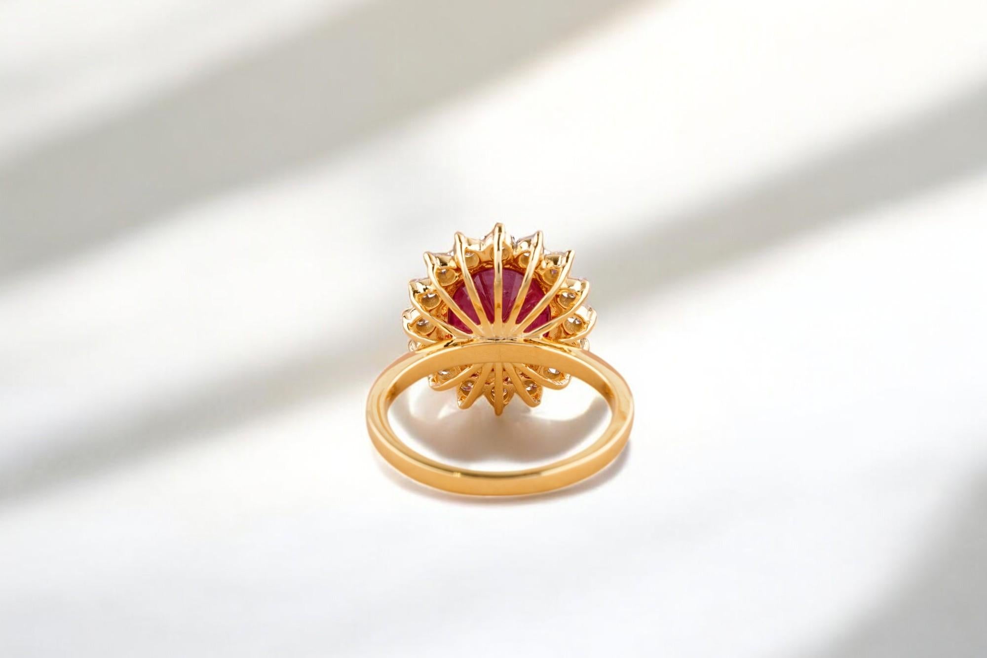 Anello ovale con gemma di rubino e diamante in oro massiccio 14K (certificato) in vendita 2