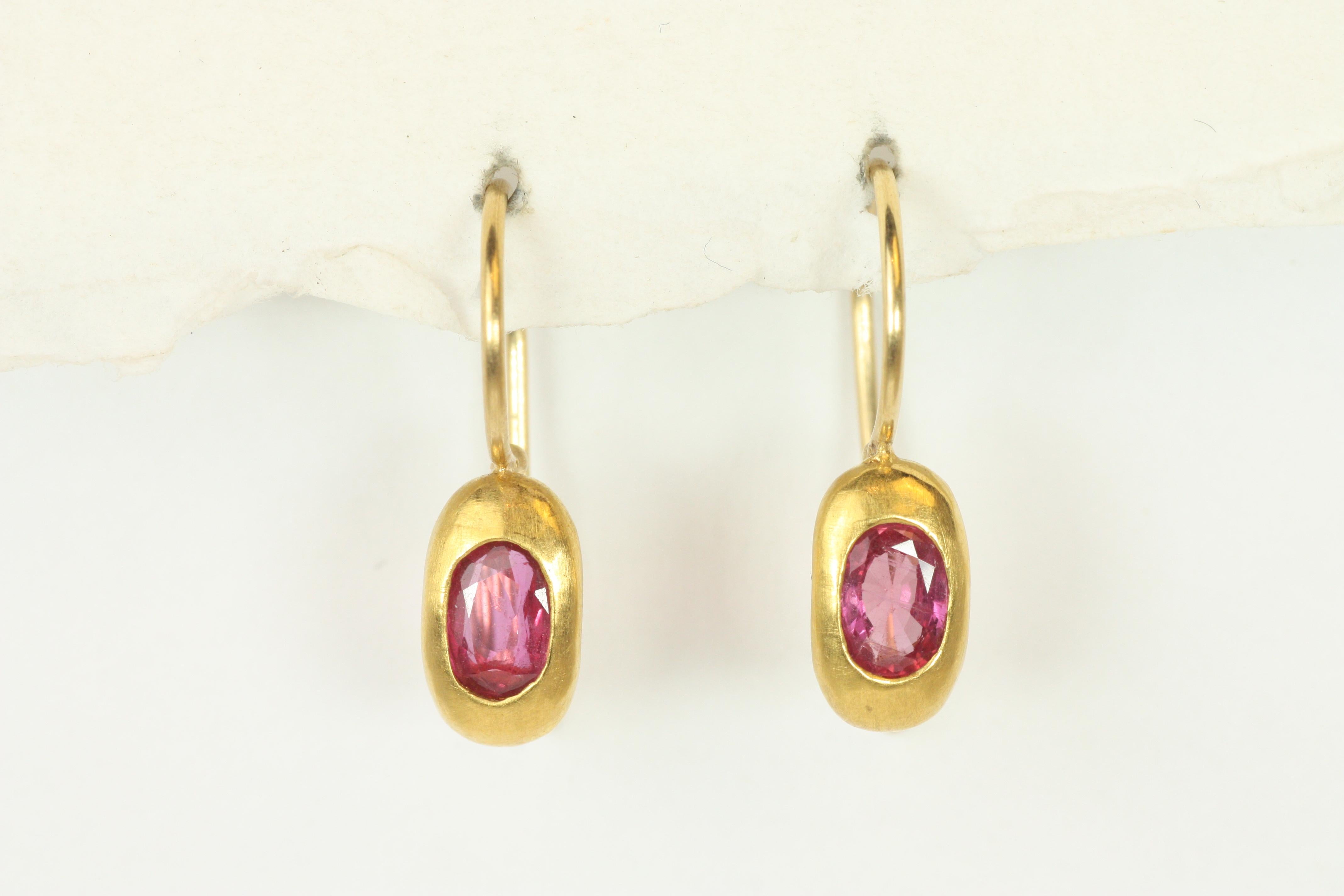 Artisan Boucles d'oreilles pendantes gitan en or jaune 22 carats et rubis ovale, fabriquées à la main par Bracken Jewelers en vente