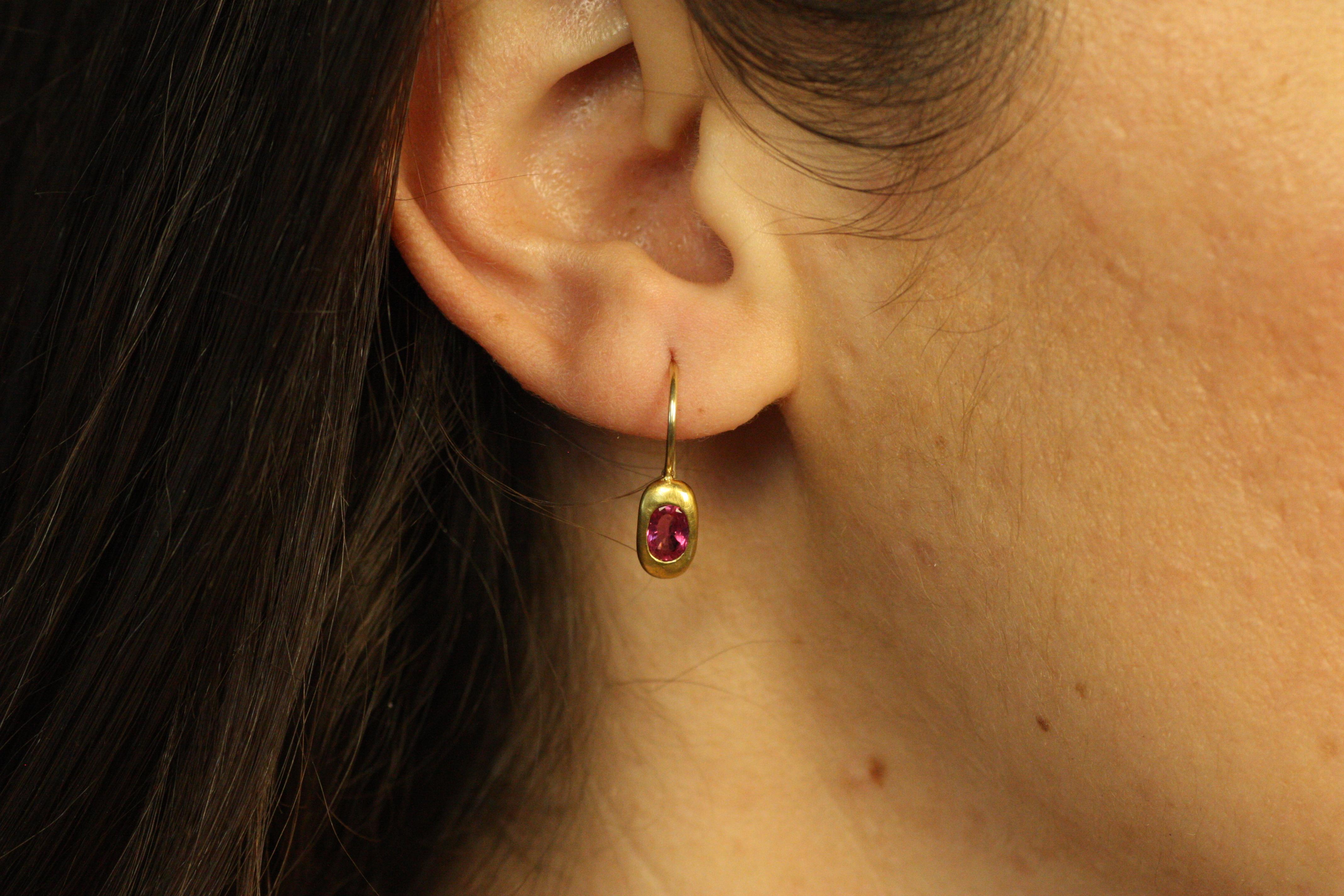 Audacieuses et éclatantes, les boucles d'oreilles Ruby Gypsy célèbrent l'allure intemporelle des rubis dans un design élégant et moderne. Réalisées en or jaune 22 carats, ces boucles d'oreilles sont ornées de rubis facettés (0,95 carat au total)