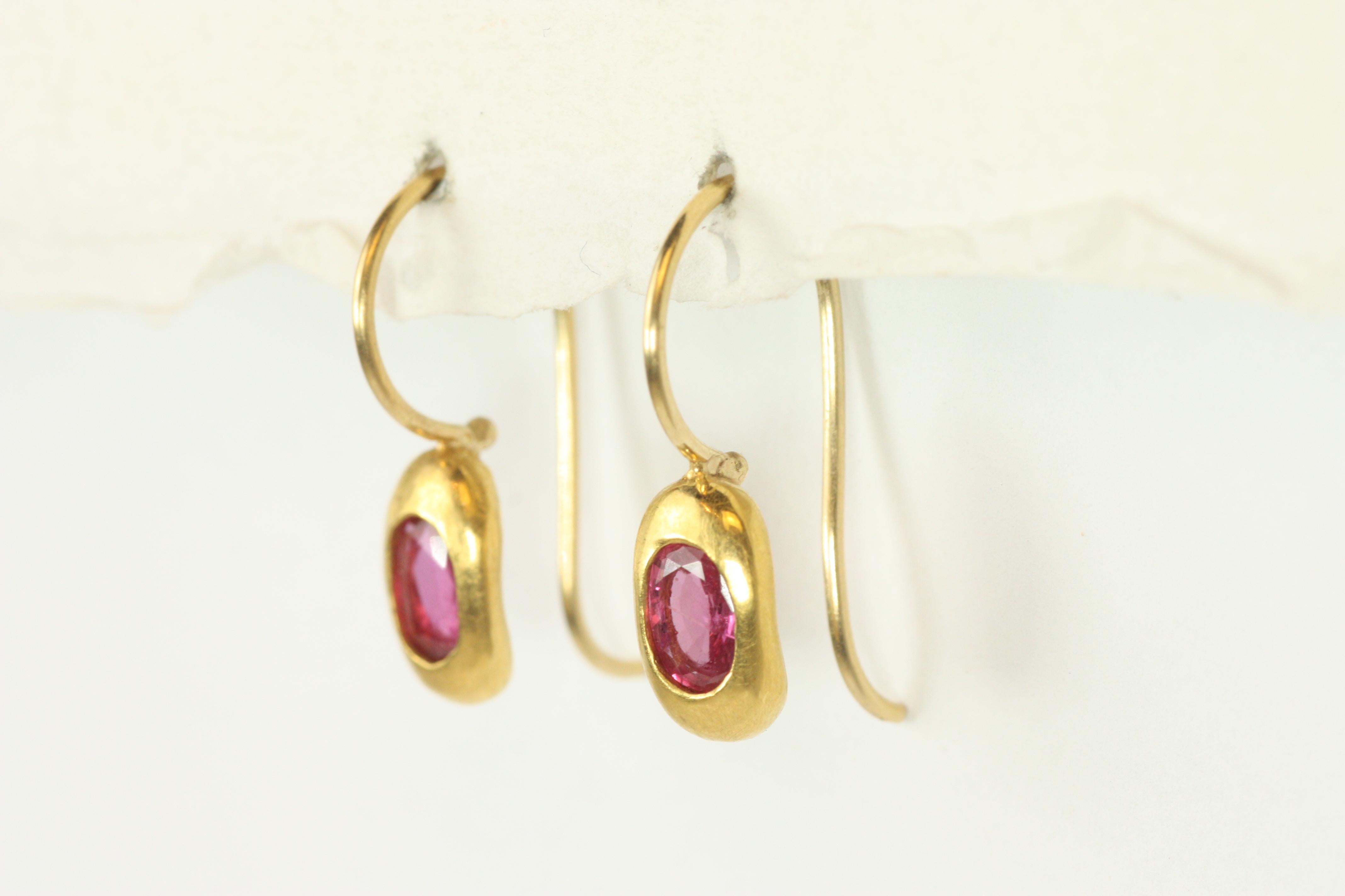 Taille ovale Boucles d'oreilles pendantes gitan en or jaune 22 carats et rubis ovale, fabriquées à la main par Bracken Jewelers en vente