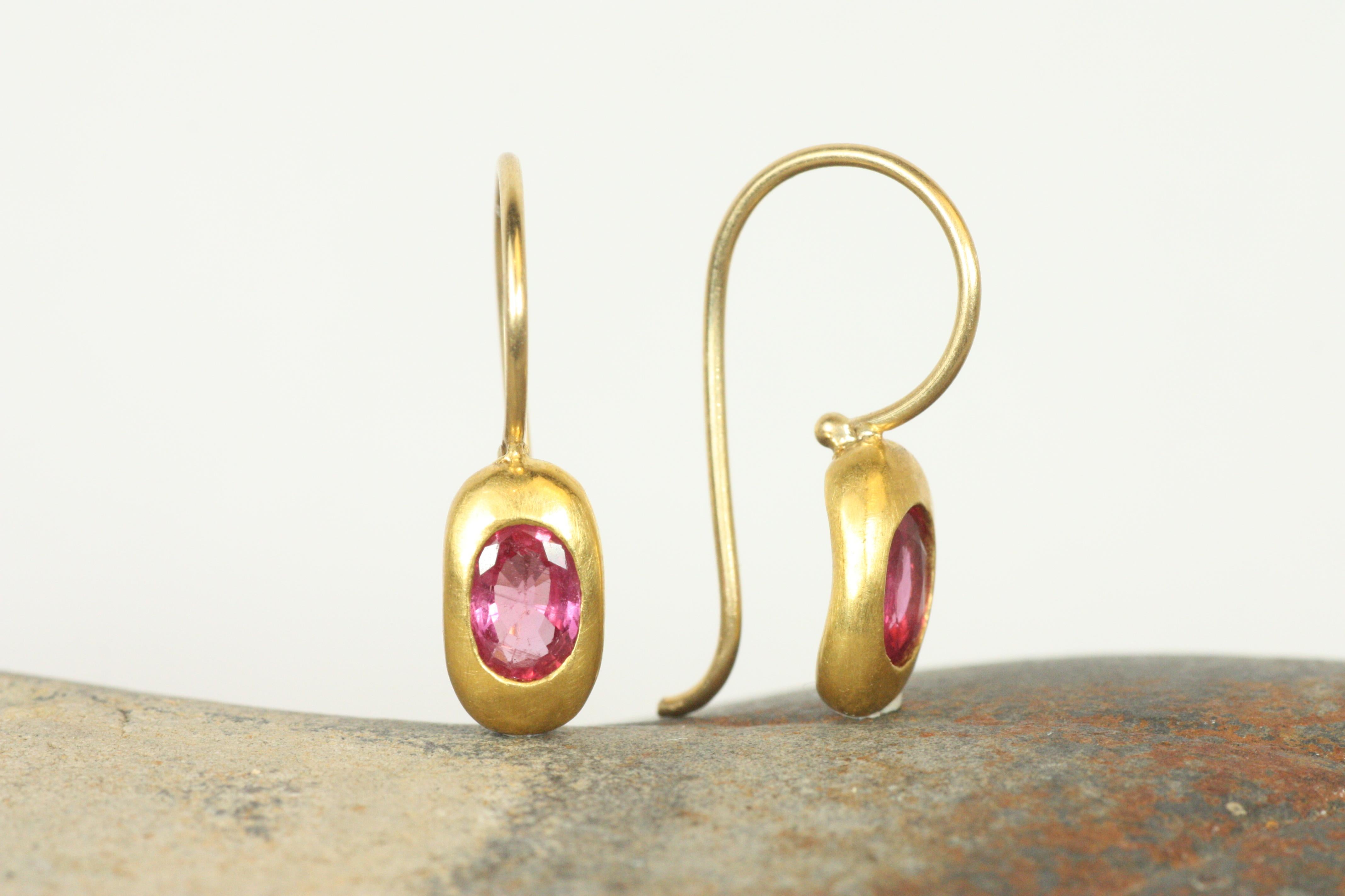 Boucles d'oreilles pendantes gitan en or jaune 22 carats et rubis ovale, fabriquées à la main par Bracken Jewelers Pour femmes en vente