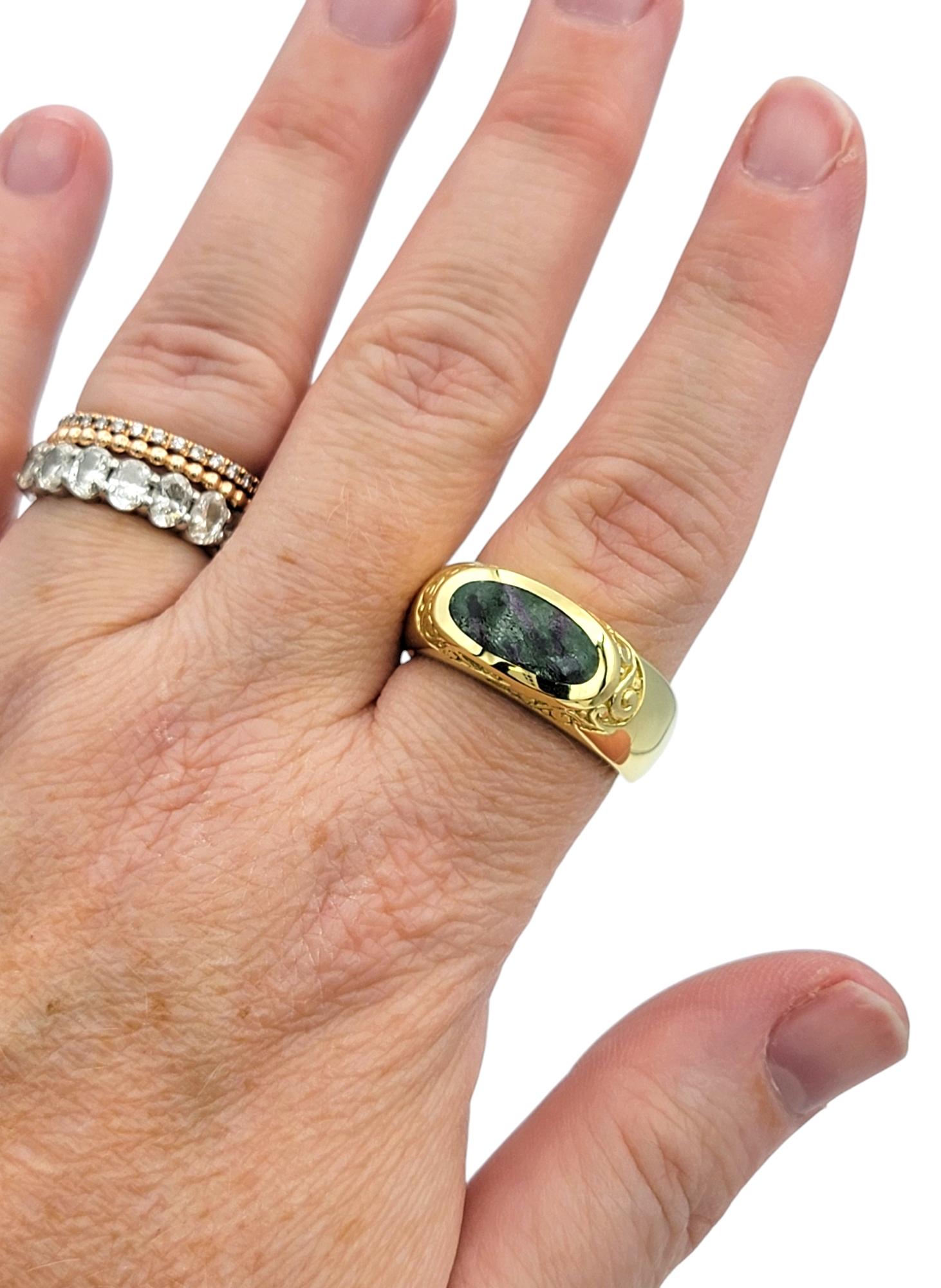 Bague ornée d'incrustations de rubis en zoisite en or jaune 18 carats en vente 1