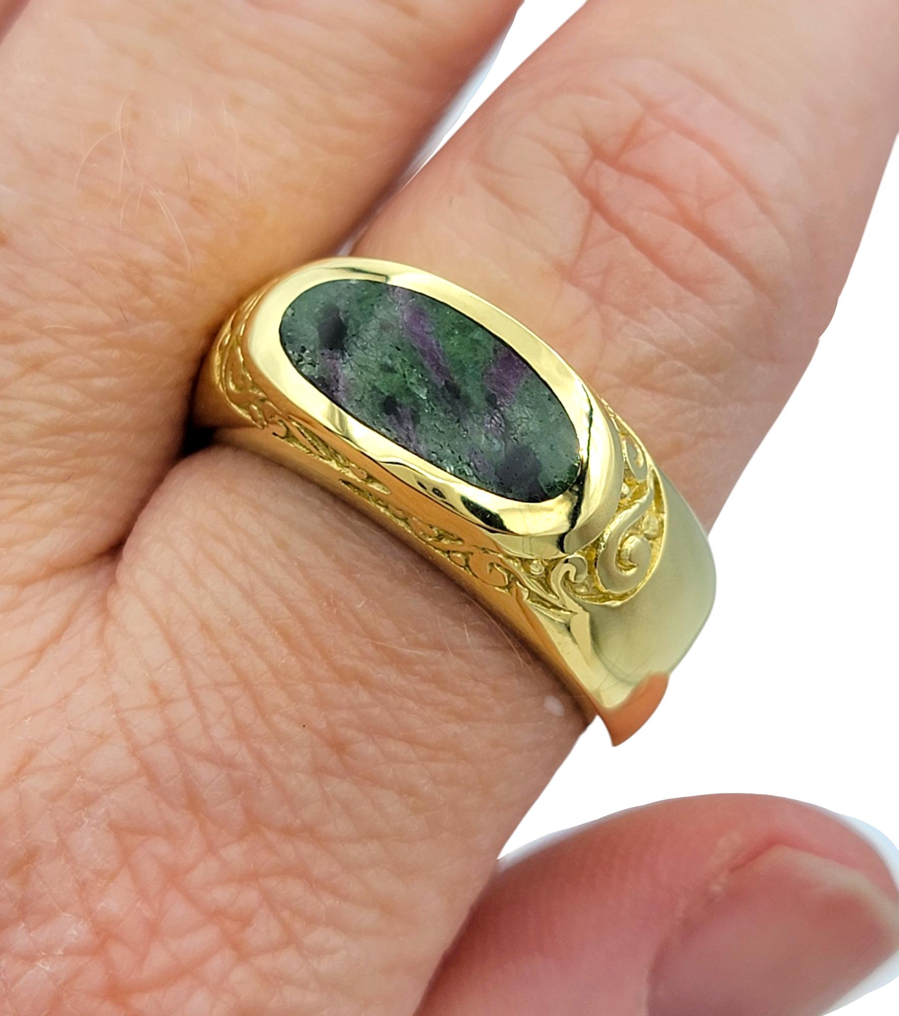 Bague ornée d'incrustations de rubis en zoisite en or jaune 18 carats en vente 2