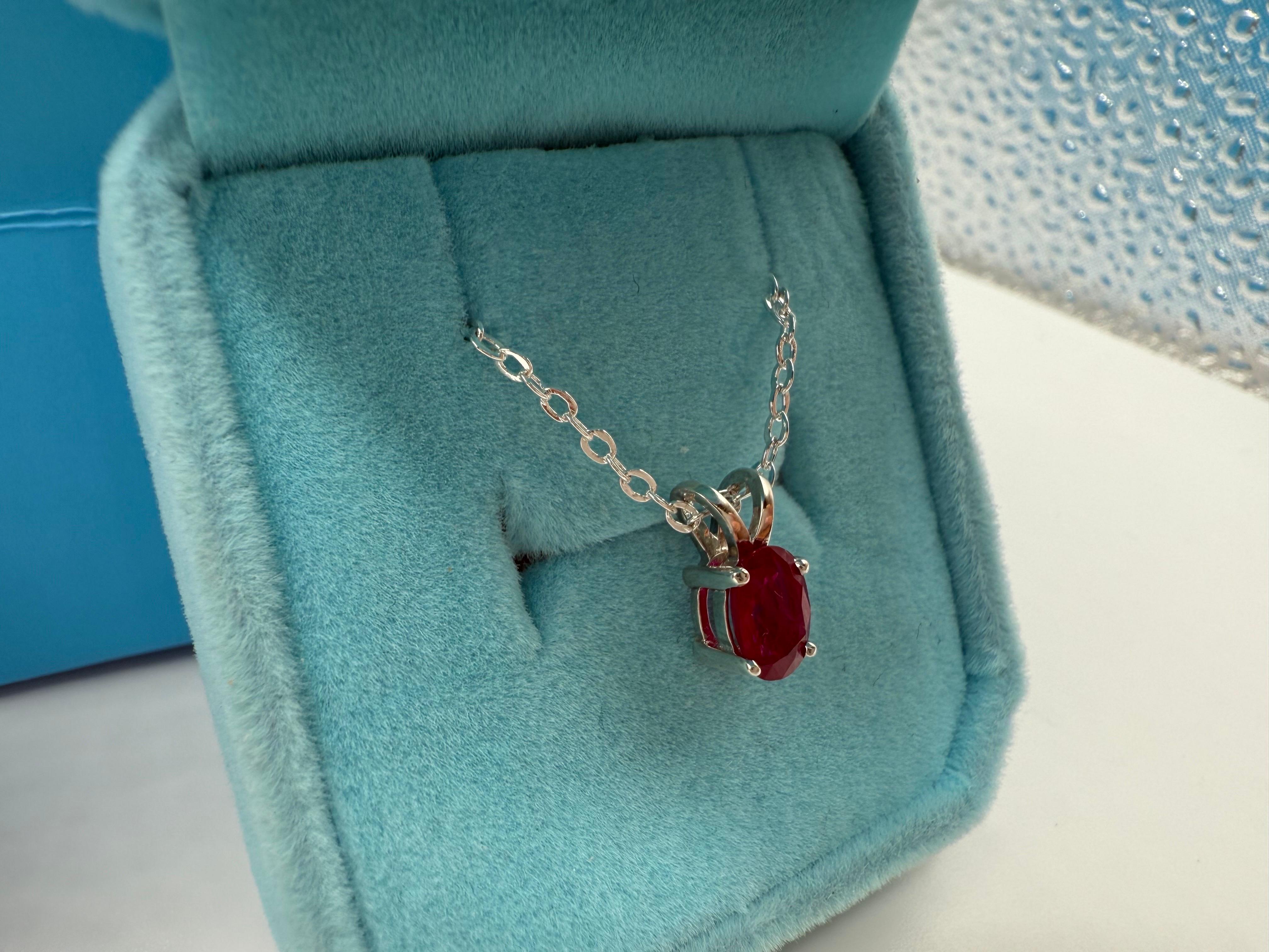 Dieser Anhänger ist aus Silber mit einem natürlichen Rubin 7x5mm. Sehr elegant und einfach und ein tolles Geschenk! Die Kette ist 18
