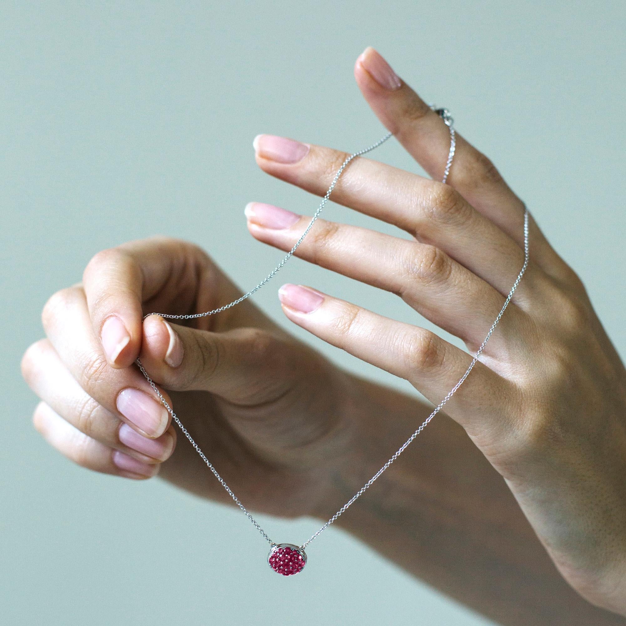 Pendentif en rubis ovale « Pave » en or blanc 18 carats avec chaîne câblée, de la collection « Sugar-loaf ». 
Veuillez prévoir un délai de 2 à 4 semaines pour l'expédition de cet article. 

Taille de la pierre :  La taille de la bague est de 9 x 11