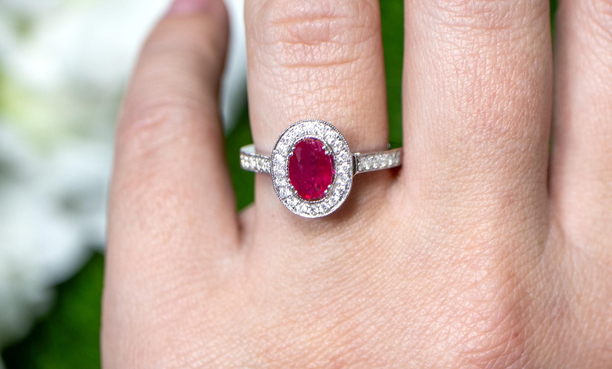 Viene con la Tasación Gemológica por GIA GG/AJP
Todas las piedras preciosas son naturales
Rubí = 0,82 quilates
Diamantes = 0,39 quilates
Metal: Oro blanco de 18 quilates
Talla del anillo: 6.5* US
*Se puede redimensionar gratuitamente
