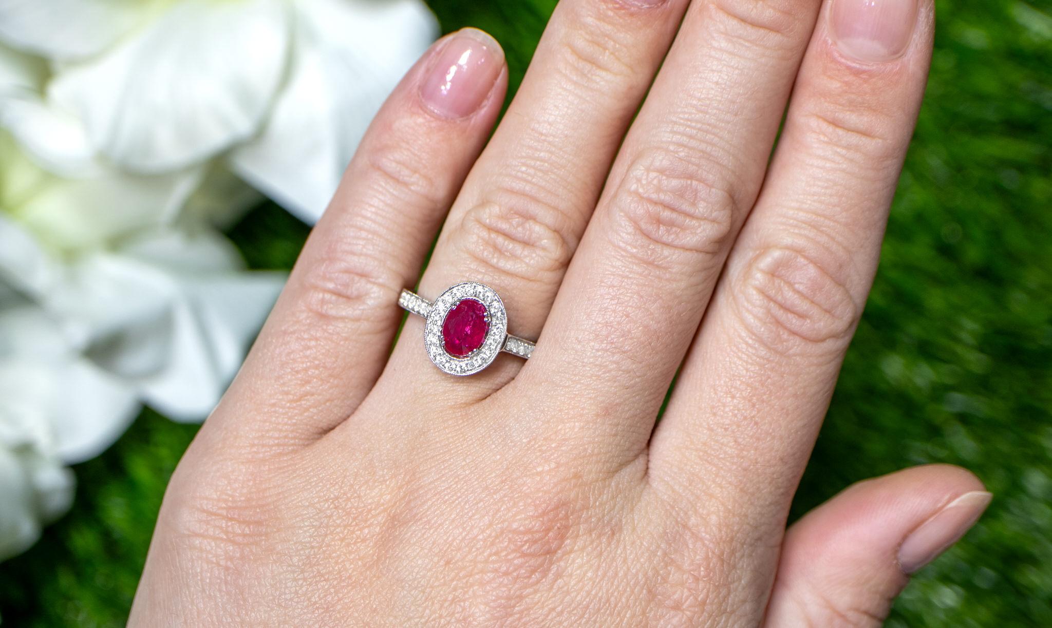 Anillo de rubí ovalado con engaste halo de diamantes 1,21 quilates Oro de 18 quilates Contemporáneo en venta