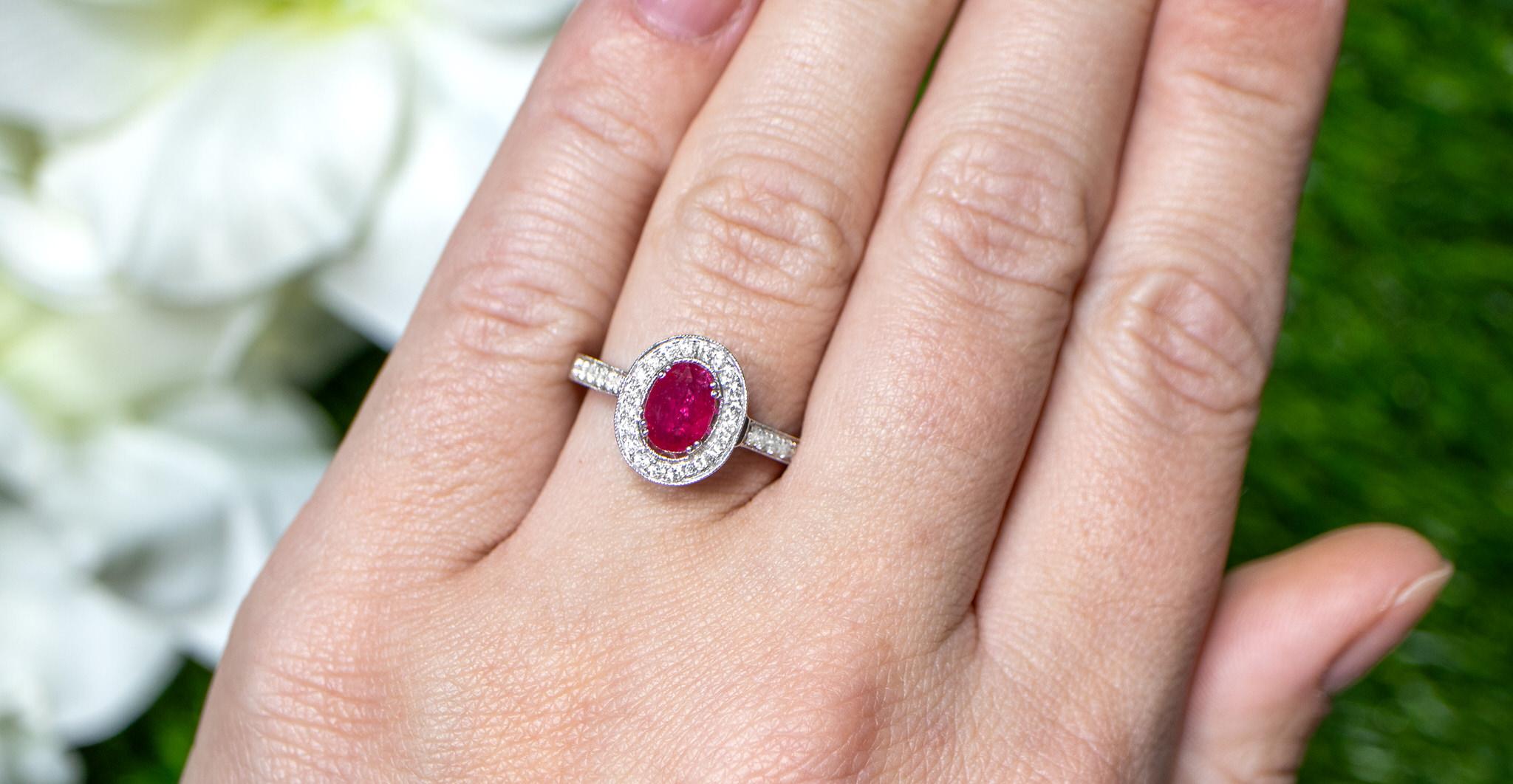 Anillo de rubí ovalado con engaste halo de diamantes 1,21 quilates Oro de 18 quilates Corte oval en venta