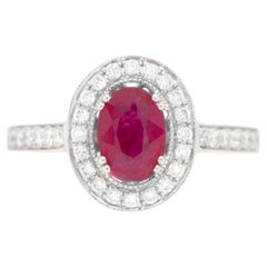 Bague rubis ovale sertie d'un halo de diamants 1,21 carats Or 18K