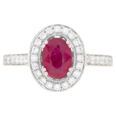 Anillo de rubí ovalado con engaste halo de diamantes 1,21 quilates Oro de 18 quilates