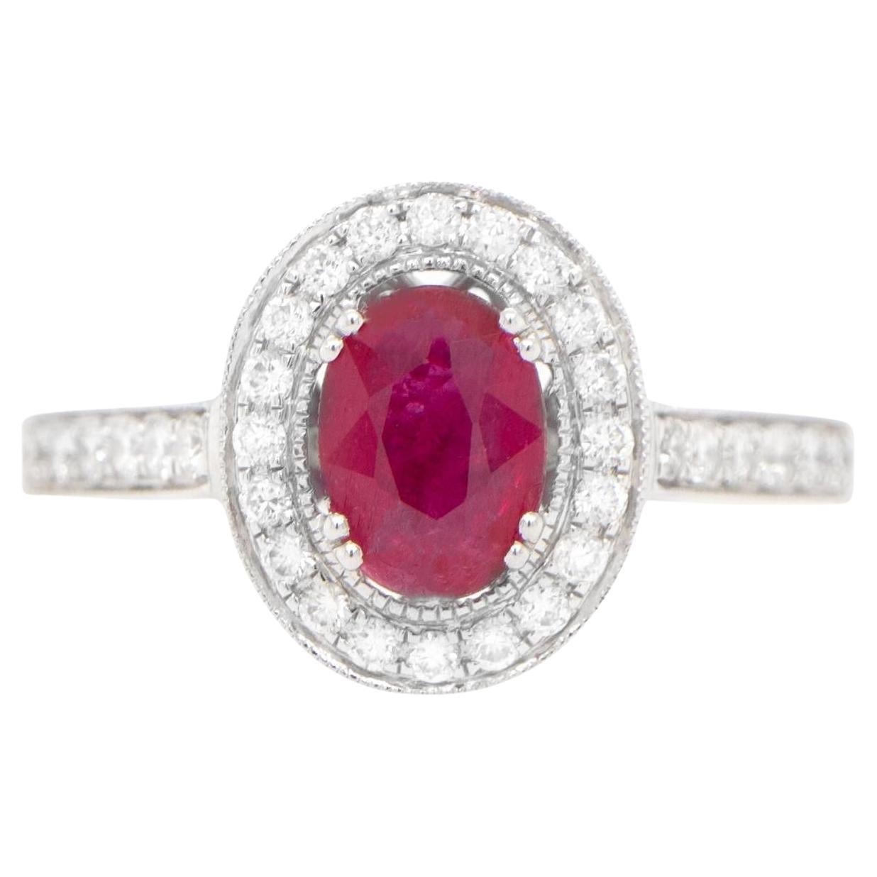 Anillo de rubí ovalado con engaste halo de diamantes 1,21 quilates Oro de 18 quilates