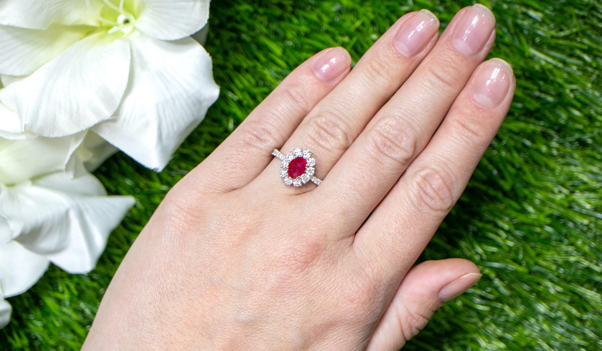 Anillo de rubí ovalado Halo de diamantes redondos 2,29 quilates Oro de 18 quilates en Excelente estado para la venta en Aliso Viejo, CA