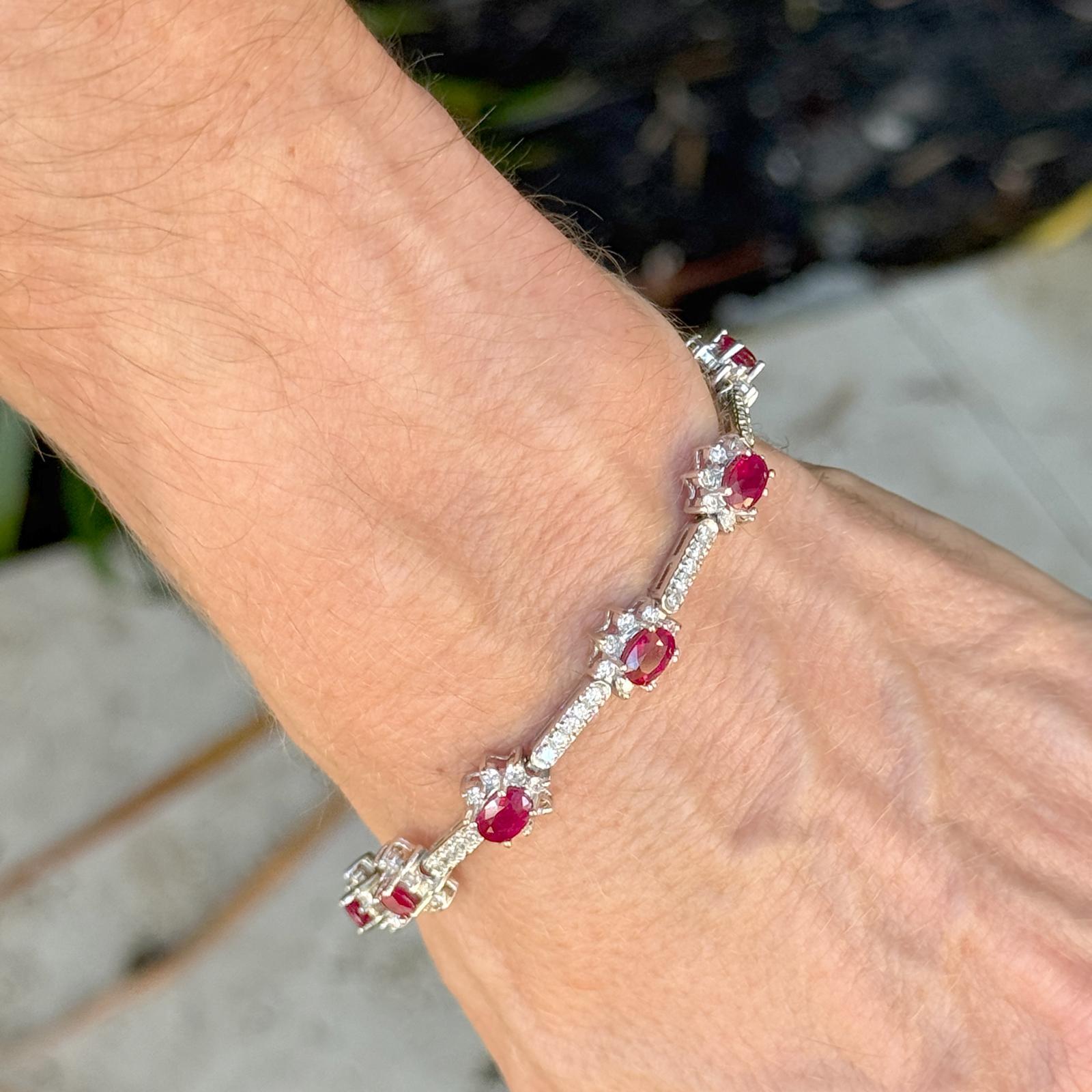 Ce luxueux bracelet en or blanc 14 carats comprend 10 rubis de taille ovale totalisant environ 6,00 carats, magnifiquement complétés par 131 diamants ronds de taille brillant totalisant environ 2,60 carats (couleur HI / puretéSI). D'une longueur de