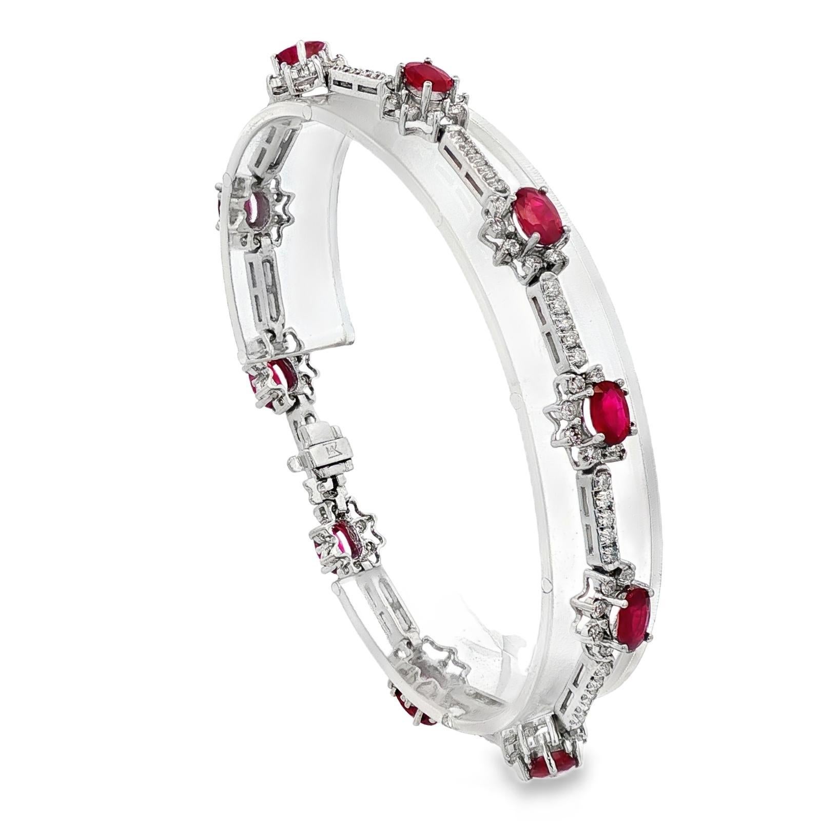 Moderne Bracelet à maillons en or blanc 14 carats avec rubis ovale et diamant rond taillé en brillant en vente