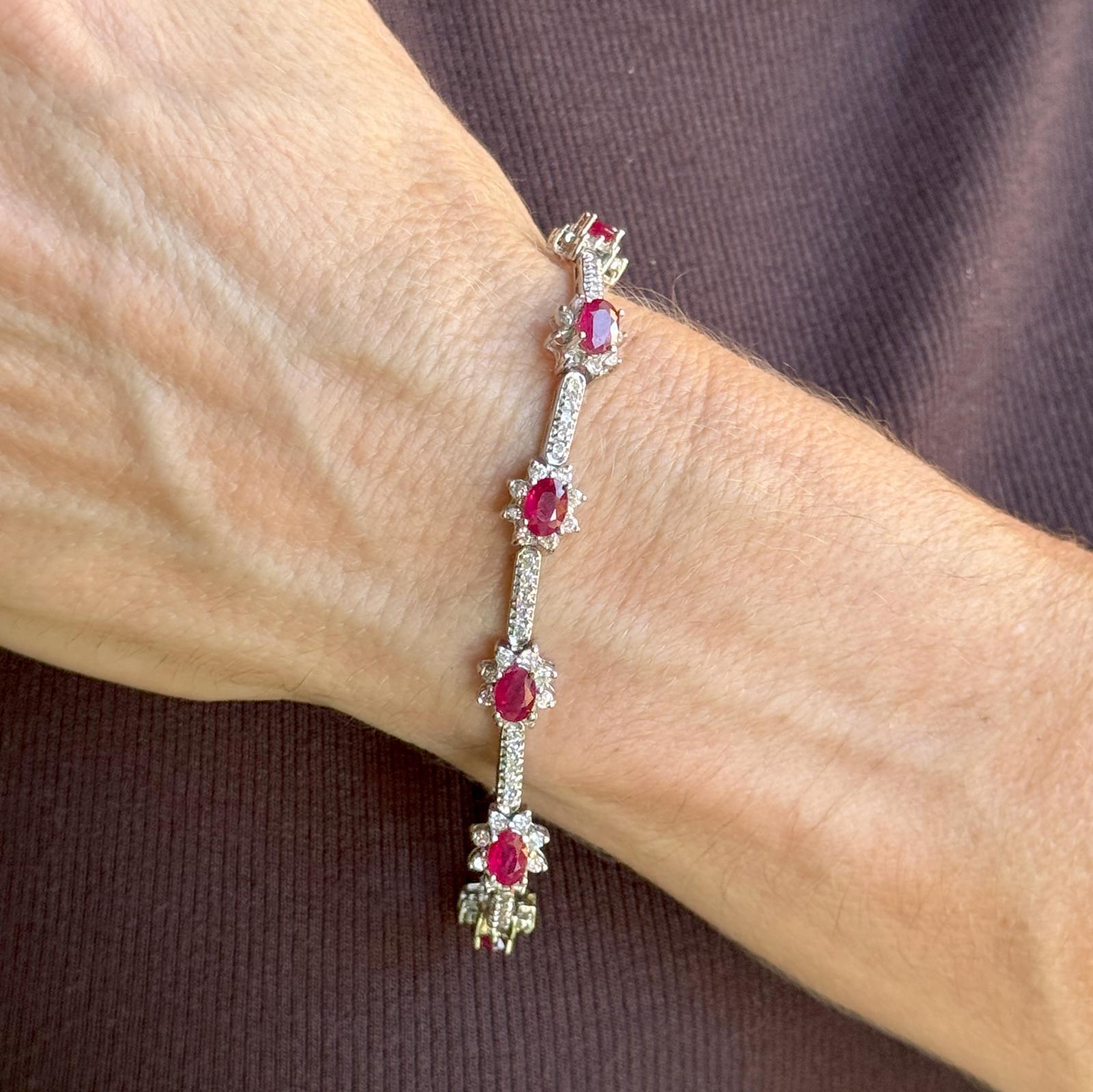 Taille ovale Bracelet à maillons en or blanc 14 carats avec rubis ovale et diamant rond taillé en brillant en vente