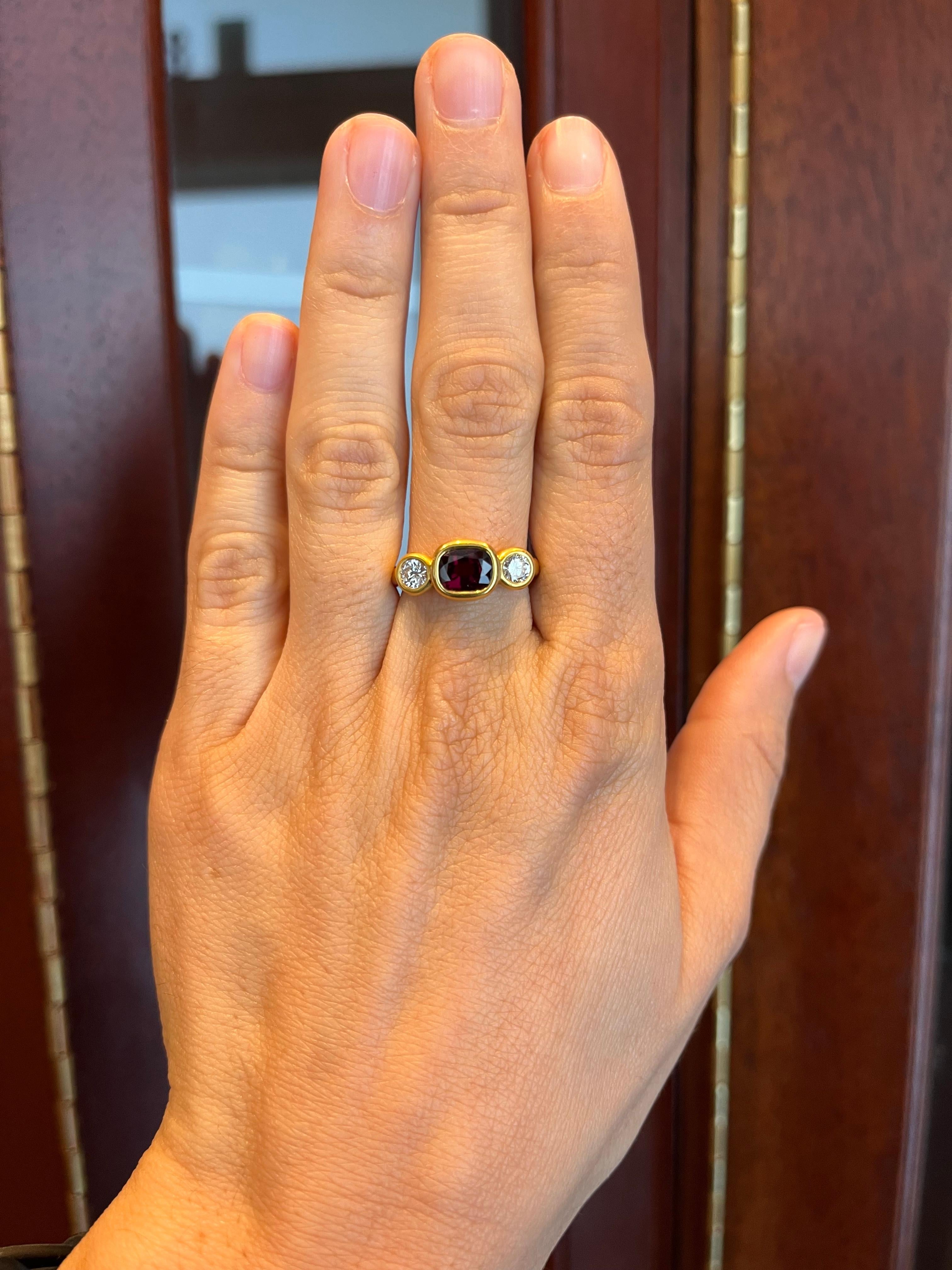 Bague 3 pierres en or jaune 22 carats, rubis ovale 1,77 carat et diamant rond 0,46 carat Pour femmes en vente