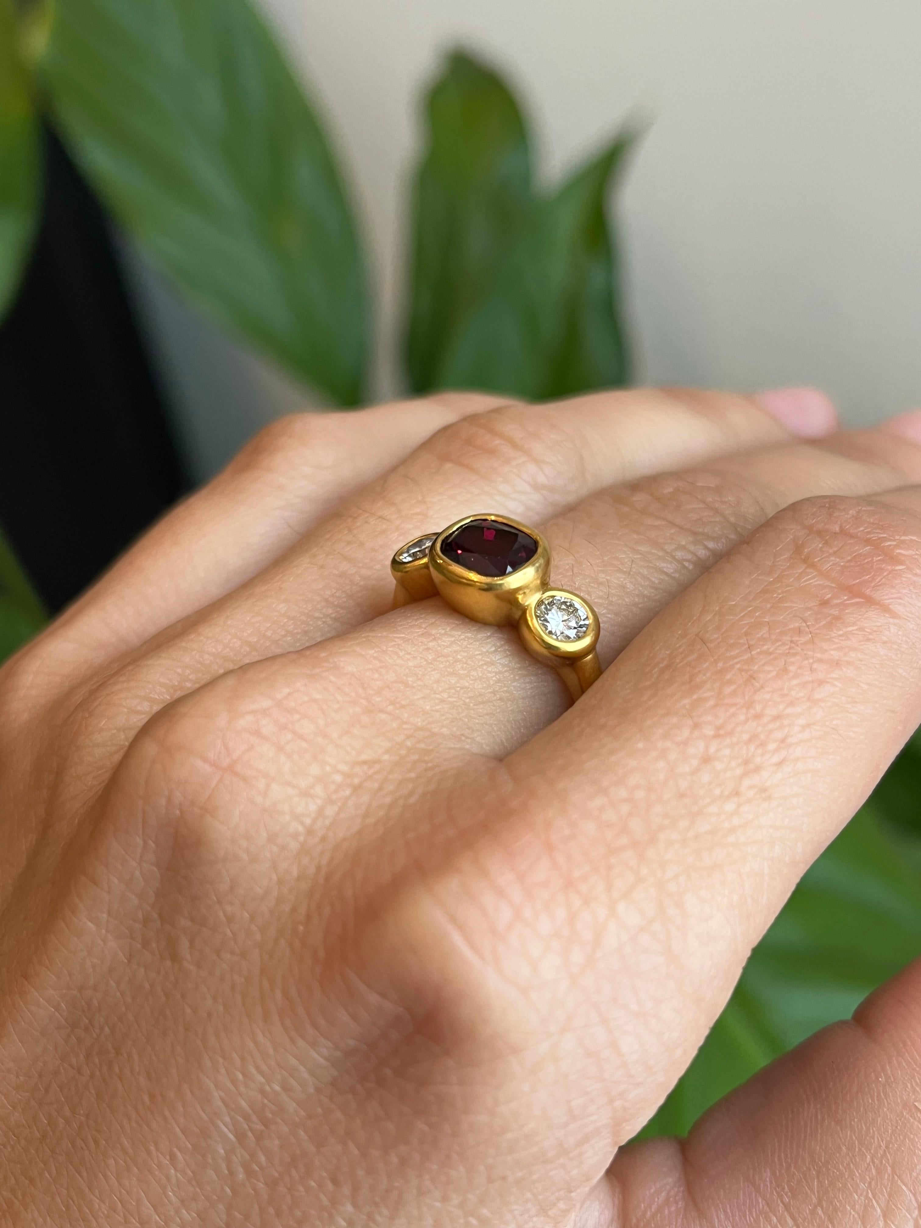 Bague 3 pierres en or jaune 22 carats, rubis ovale 1,77 carat et diamant rond 0,46 carat en vente 1