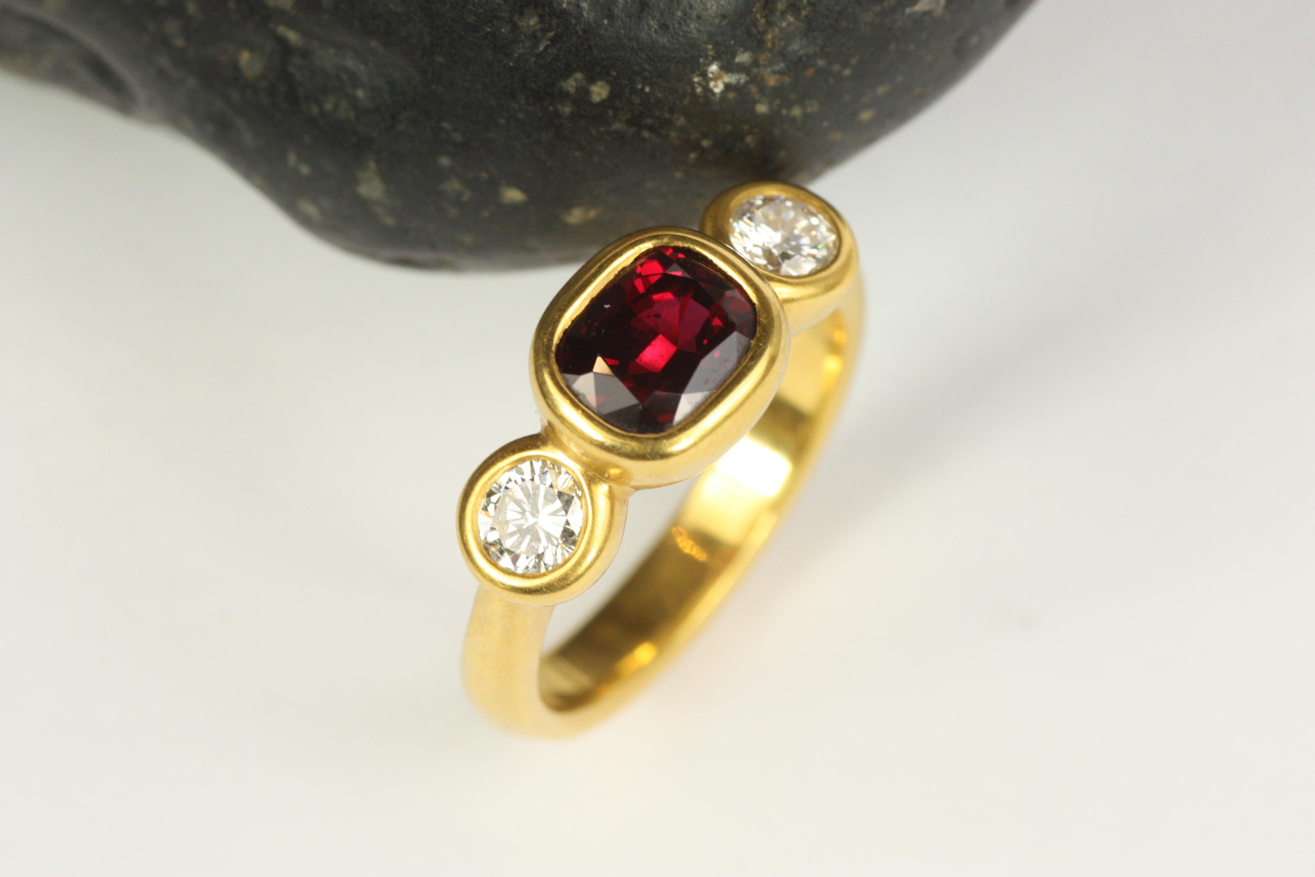 Bague 3 pierres en or jaune 22 carats, rubis ovale 1,77 carat et diamant rond 0,46 carat en vente 2