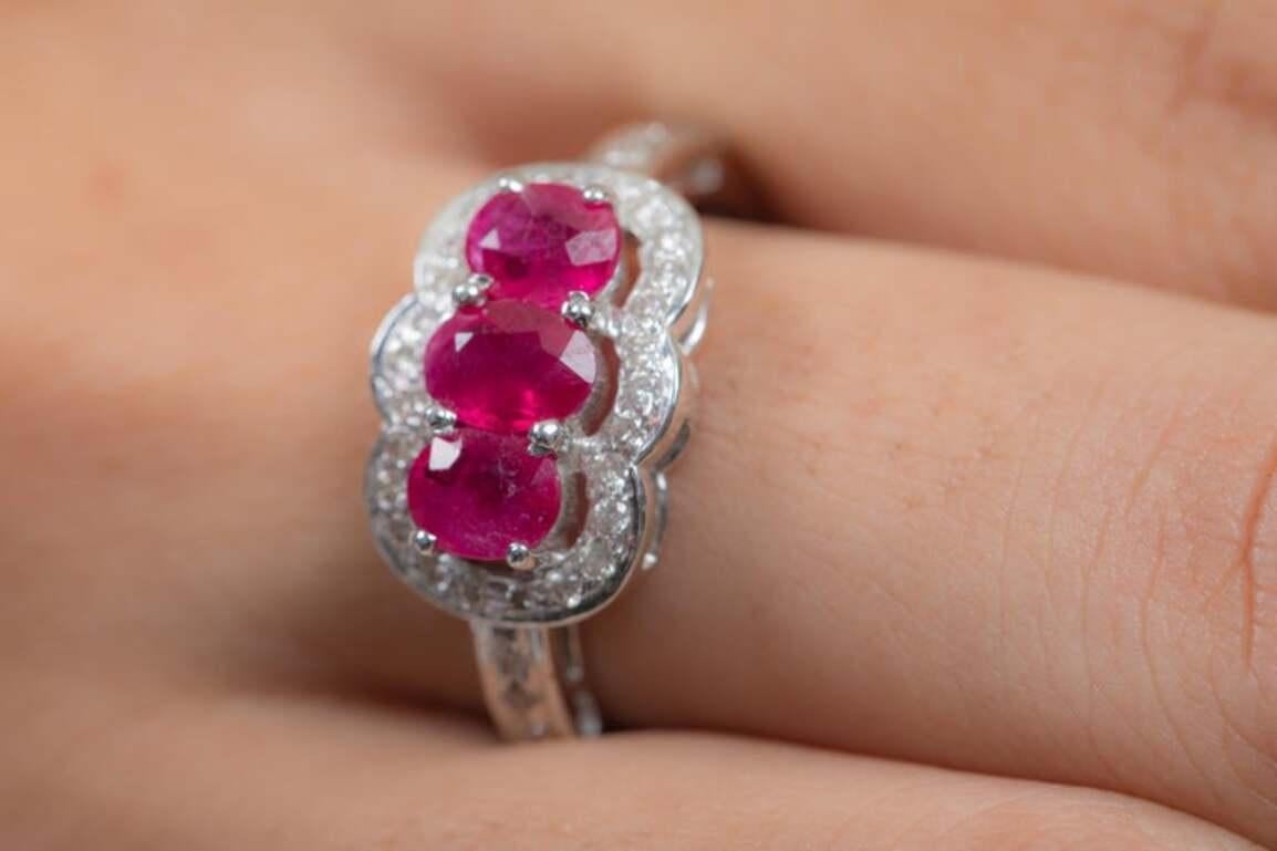 in vendita:  Anello di fidanzamento a tre pietre con rubino ovale e diamanti in oro bianco 18 carati 11