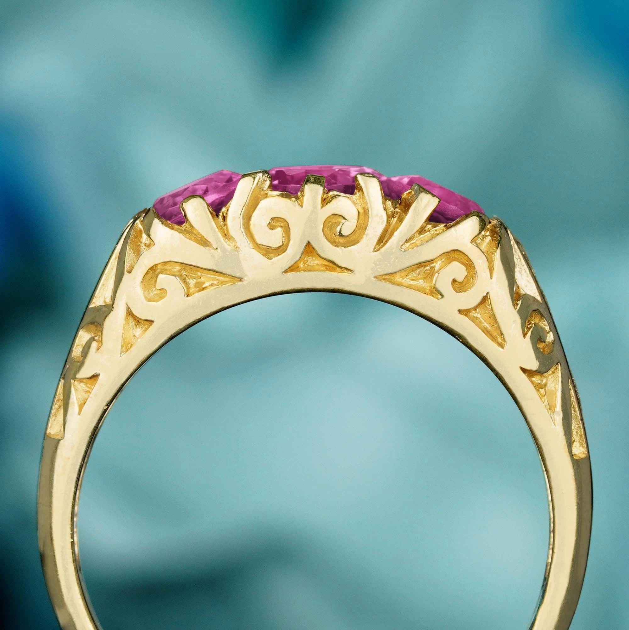 Rubino ovale stile vintage con tre pietre  Anello in oro giallo massiccio 9K In condizioni Nuovo in vendita a Bangkok, TH