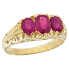 Ovaler Rubin im Vintage-Stil mit drei Steinen  Ring aus massivem 9K Gelbgold