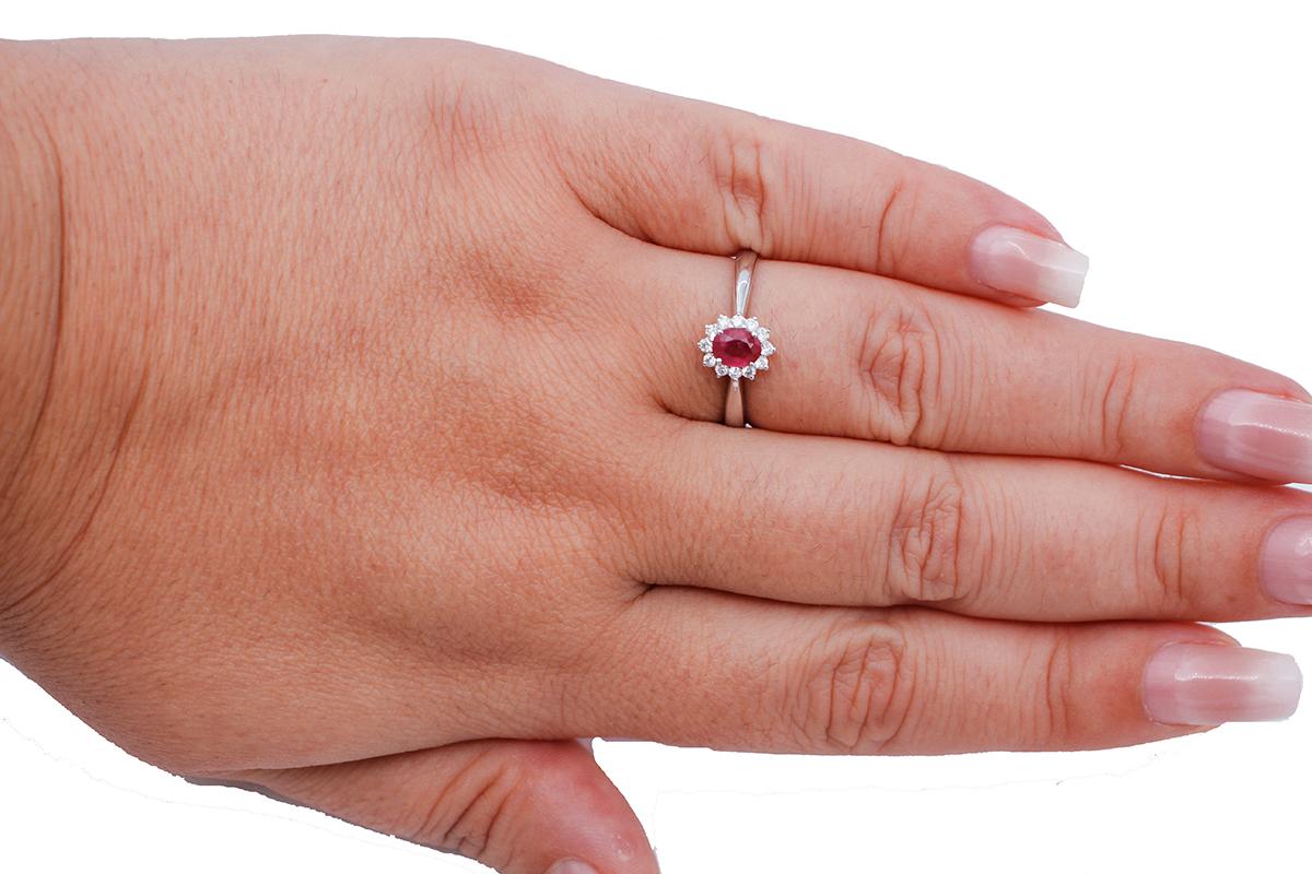 Oval Ruby, White Diamonds, 18 Karat White Gold Modern Ring In New Condition For Sale In Marcianise, Marcianise (CE)