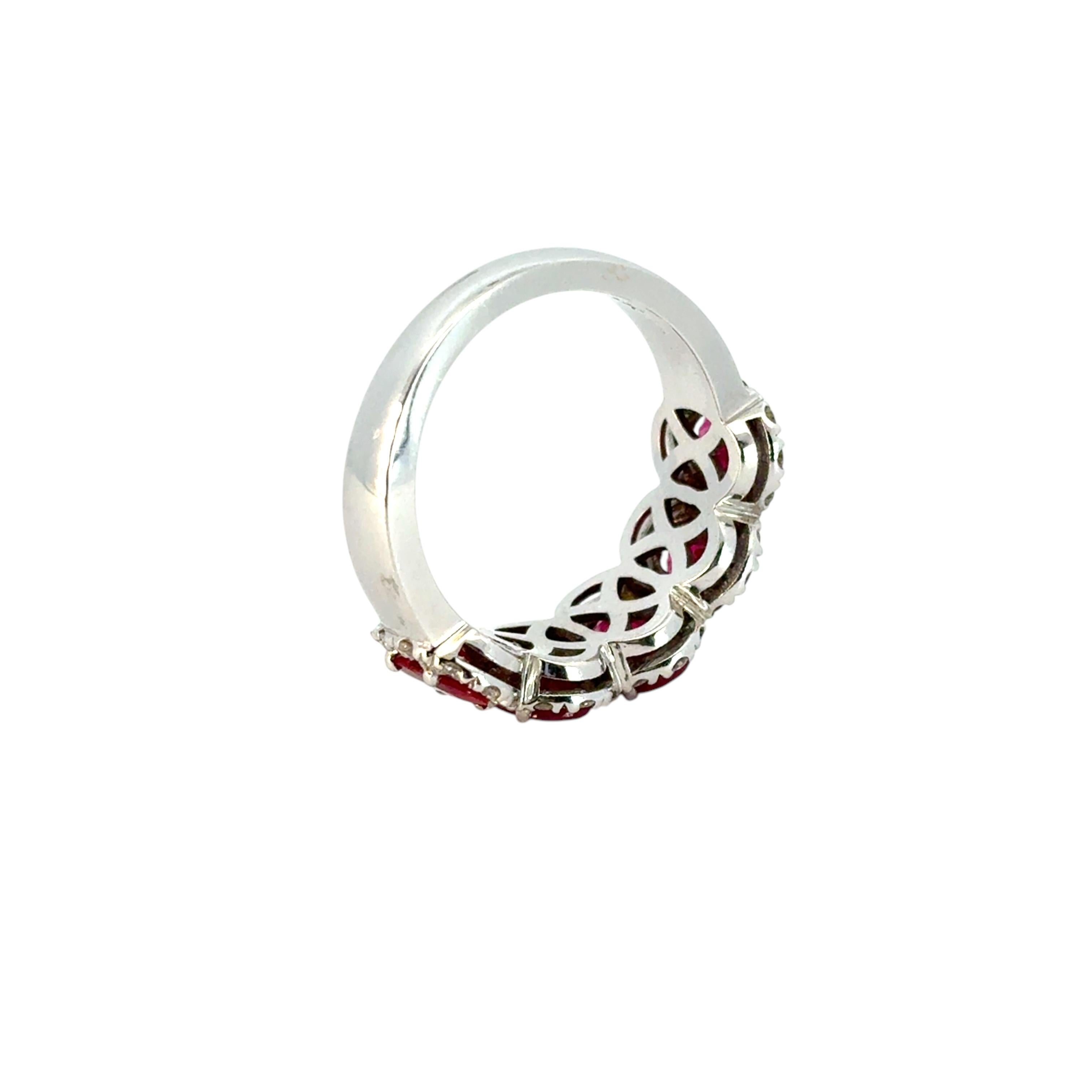 Rubí Ovalado con Halo de Diamantes Anillo de Cinco Piedras 18 Quilates en Stock en venta 5